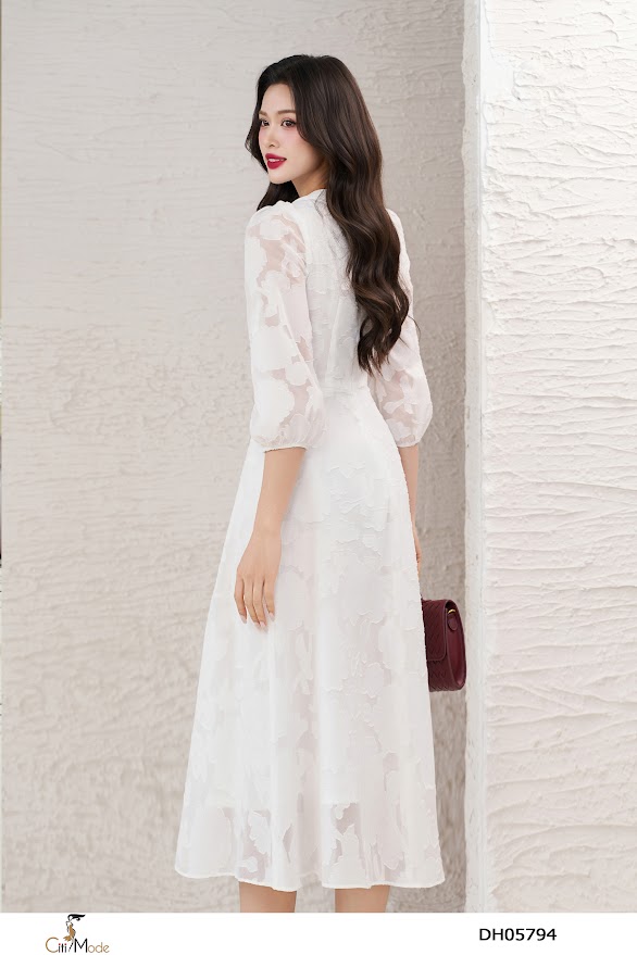 Đầm xòe ren trắng tay lỡ cổ tròn