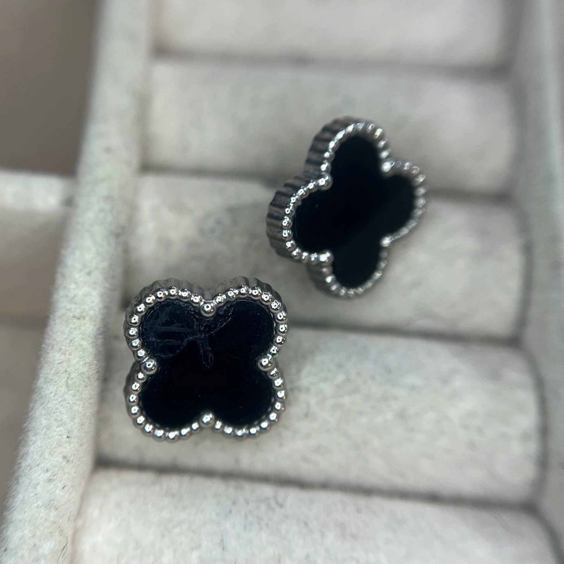 khuyên kiểu cặp cỏ bốn lá đen viền bi nhỏ bac titan._thumbnail_1