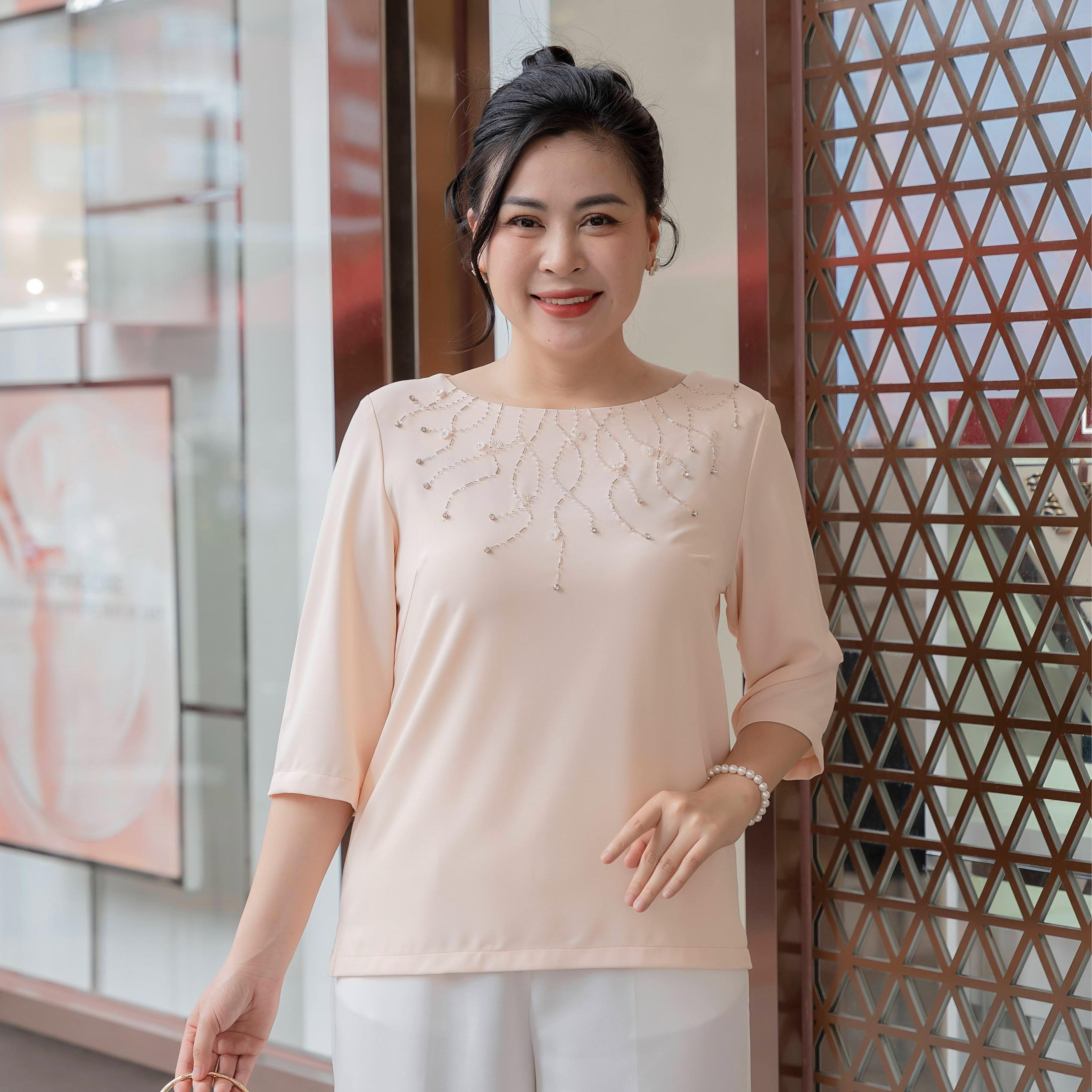 GUMOM - Áo Kiểu Trung Niên U50 U60 Cao Cấp Cổ Tròn Tay Lỡ đính kết thủ công hoa ngọc trai, kim sa và đá cao cấp Sang Trọng Cho Nữ - Women Nhung Kem Xanh Nho Tua Rua Top Voi_thumbnail_3