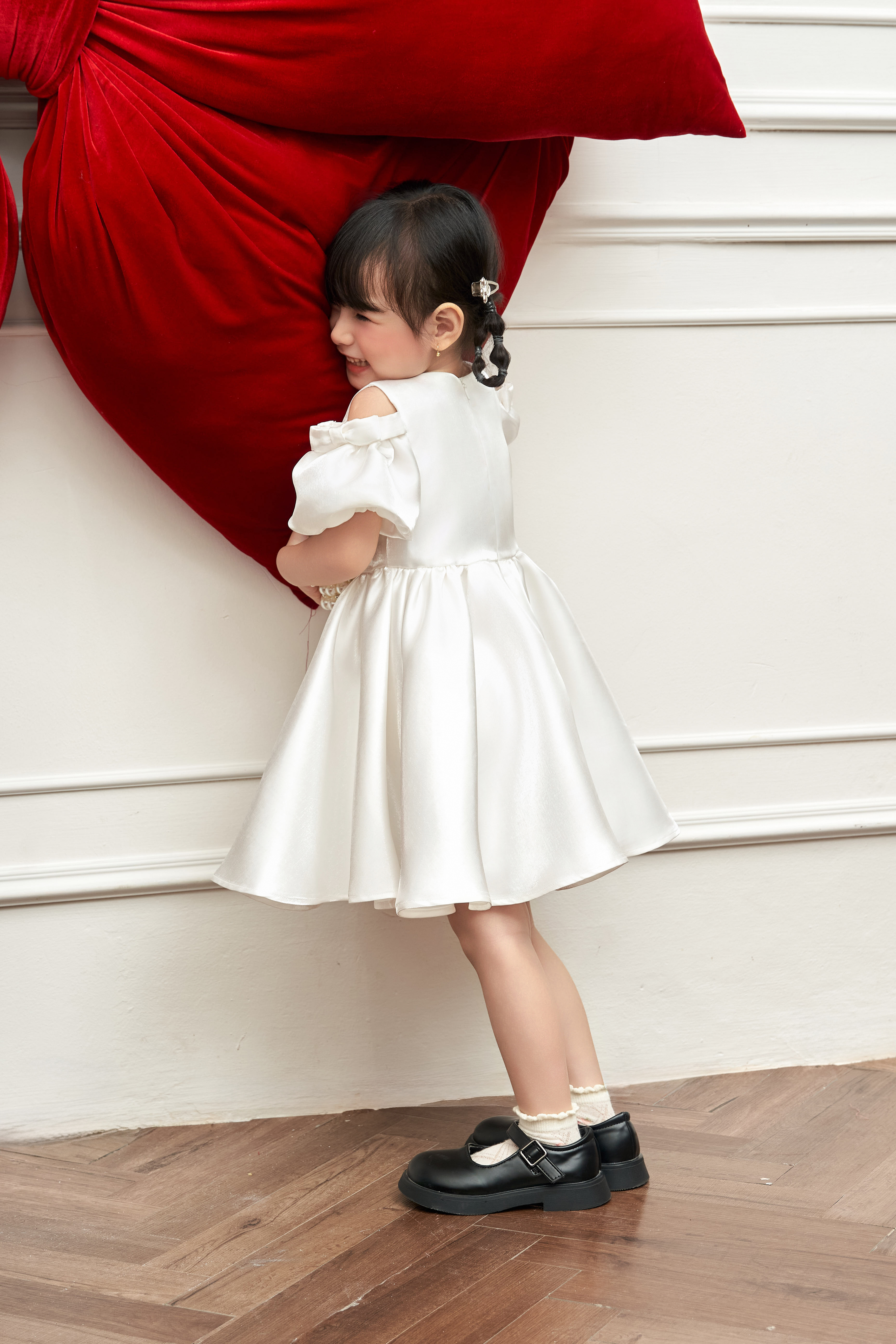 Váy cutout vai đính đá hoa thân