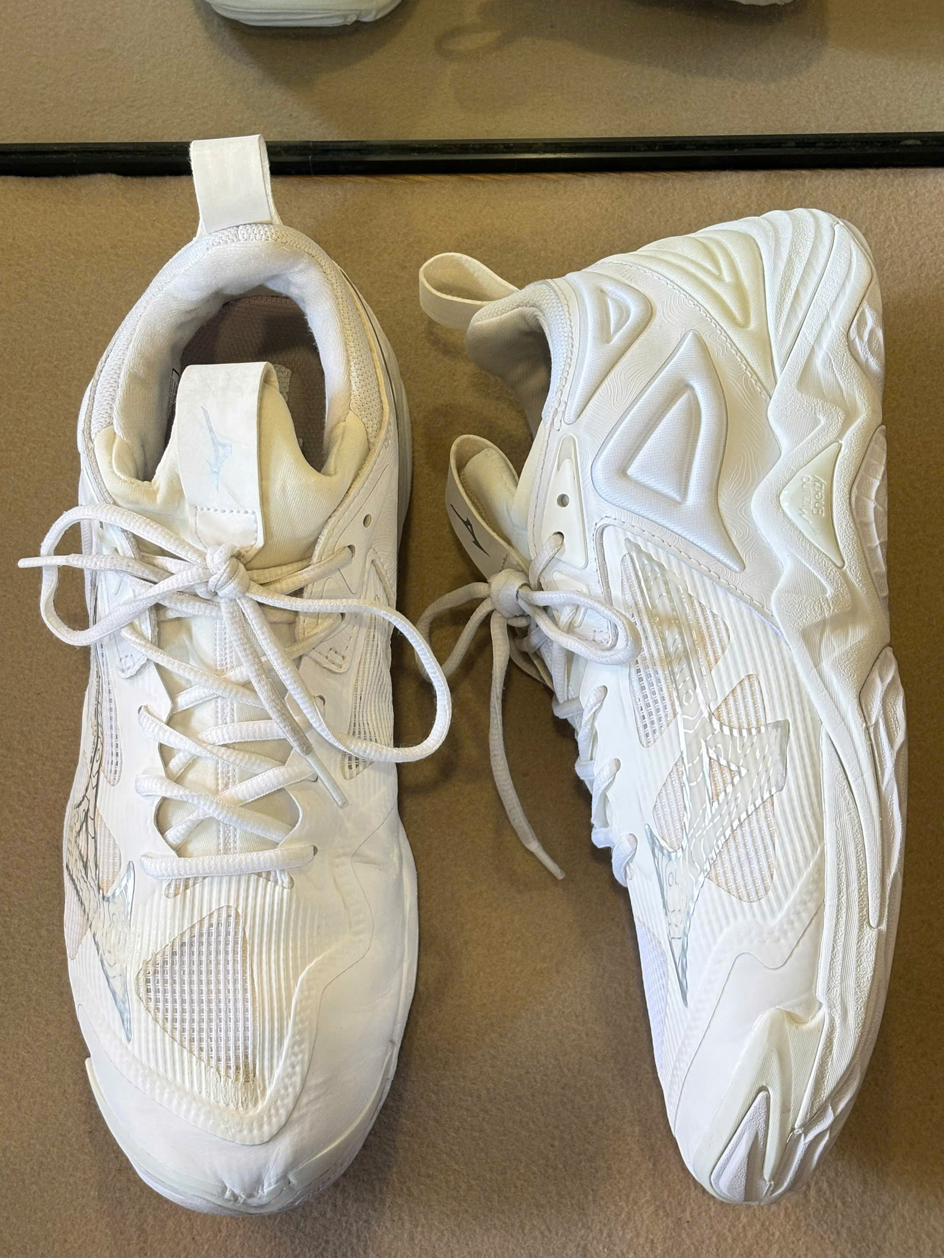 Mizuno Wave Momentum 3 Volleyball Shoes_thumbnail_3