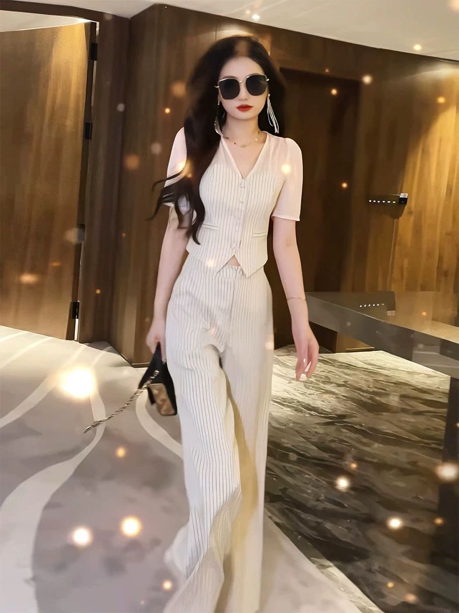 Set bộ đồ áo cổ V phối sọc phong cách