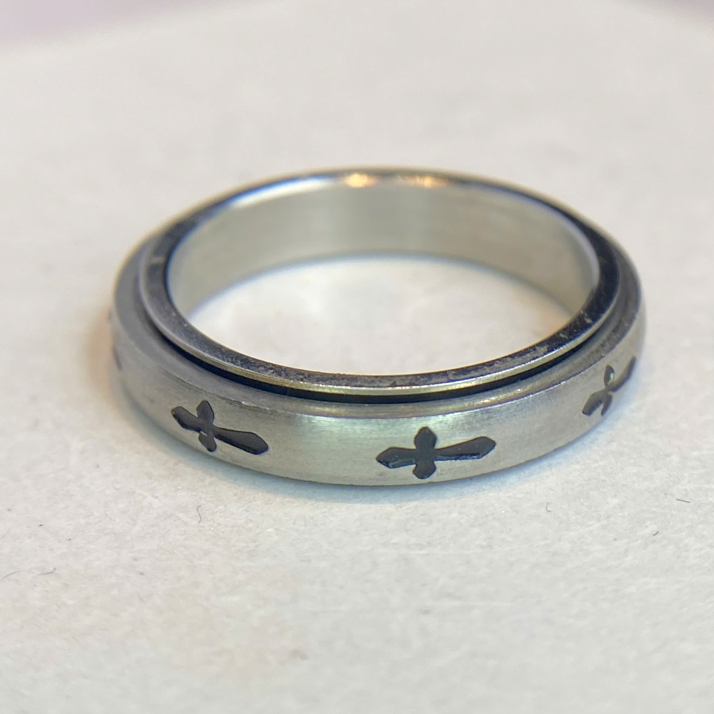 Nhẫn chrome thánh giá bản mỏng xoay size 7