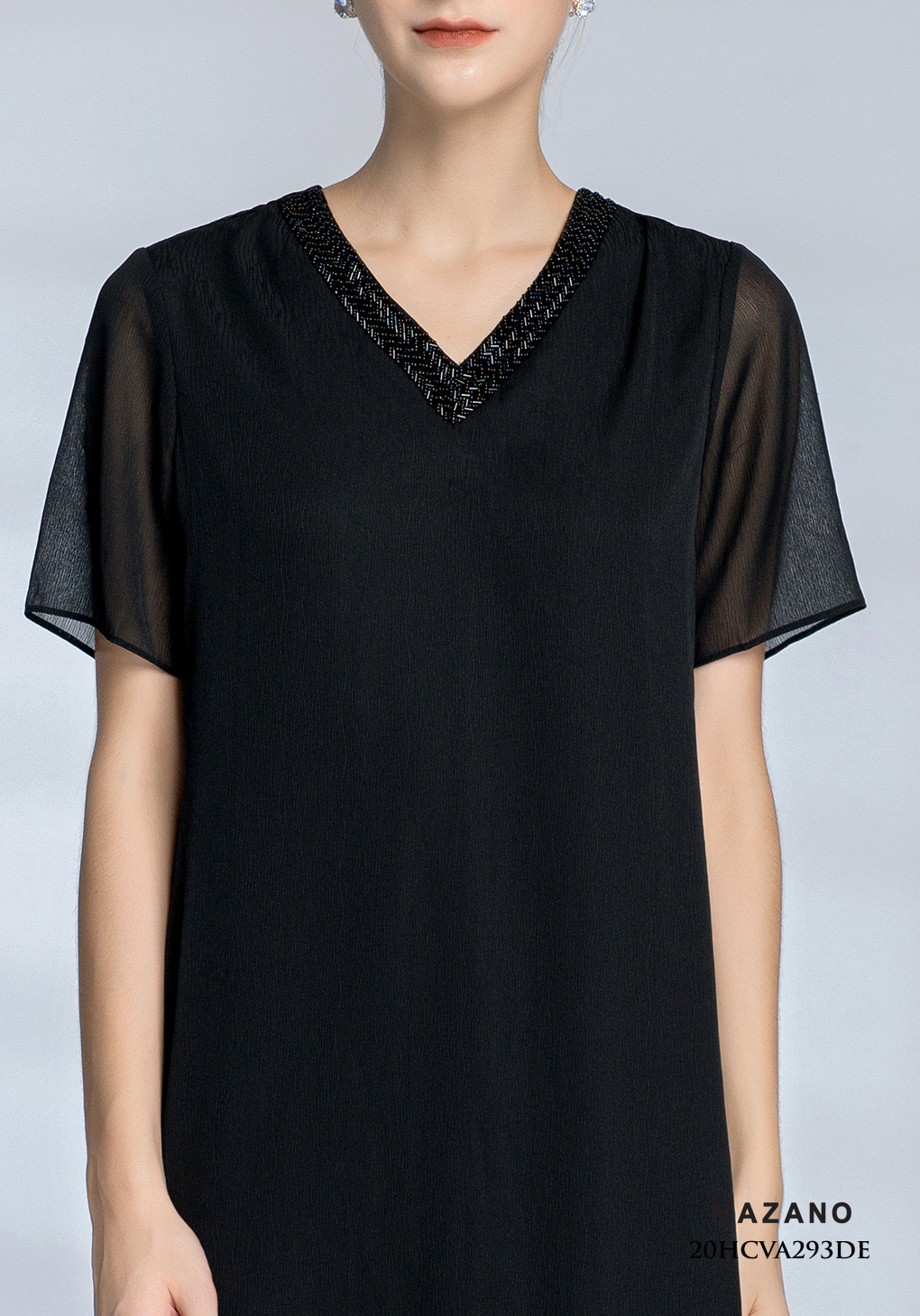 Đầm đen suông cổ V tim đính hạt_thumbnail_4