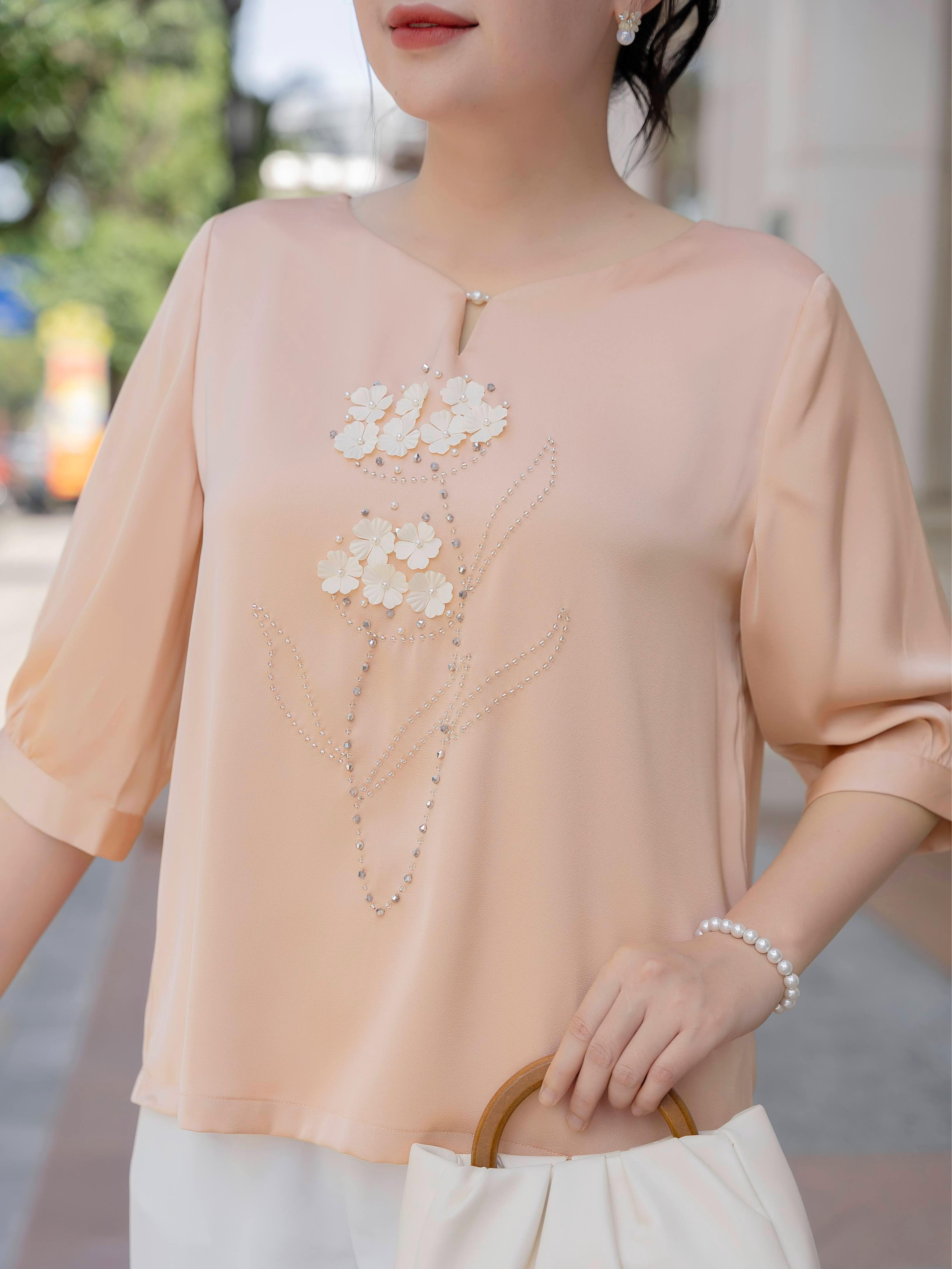 GUMOM - Áo Kiểu Trung Niên U50 U60 Cao Cấp Cổ Tròn Tay Lỡ đính kết thủ công hoa ngọc trai, kim sa và đá cao cấp Sang Trọng Cho Nữ - Women Nhung Kem Xanh Nho Tua Rua Top Voi_thumbnail_1