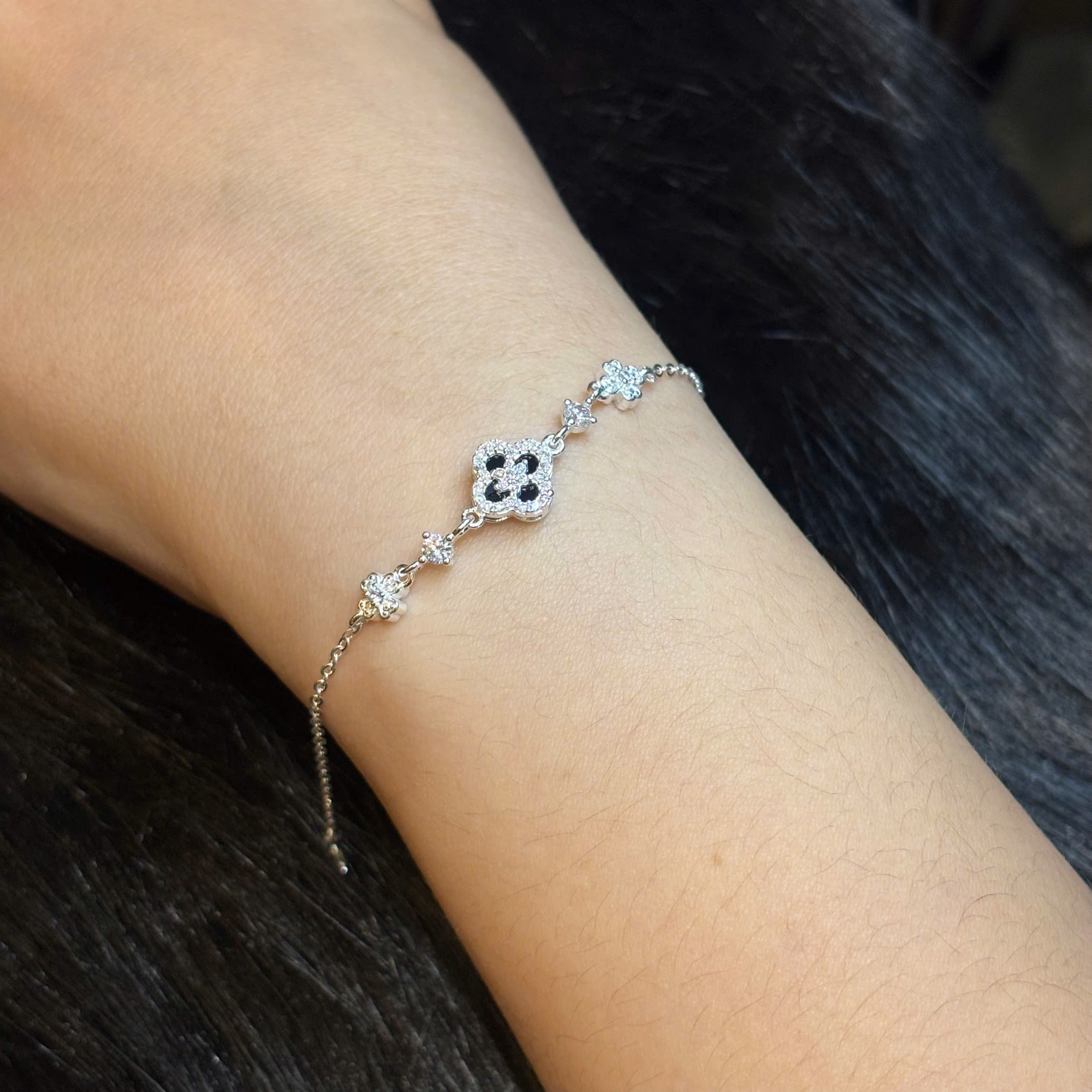 Vòng tay bạc xi kim Vancleef đen nhụy hoa trắng_thumbnail_3