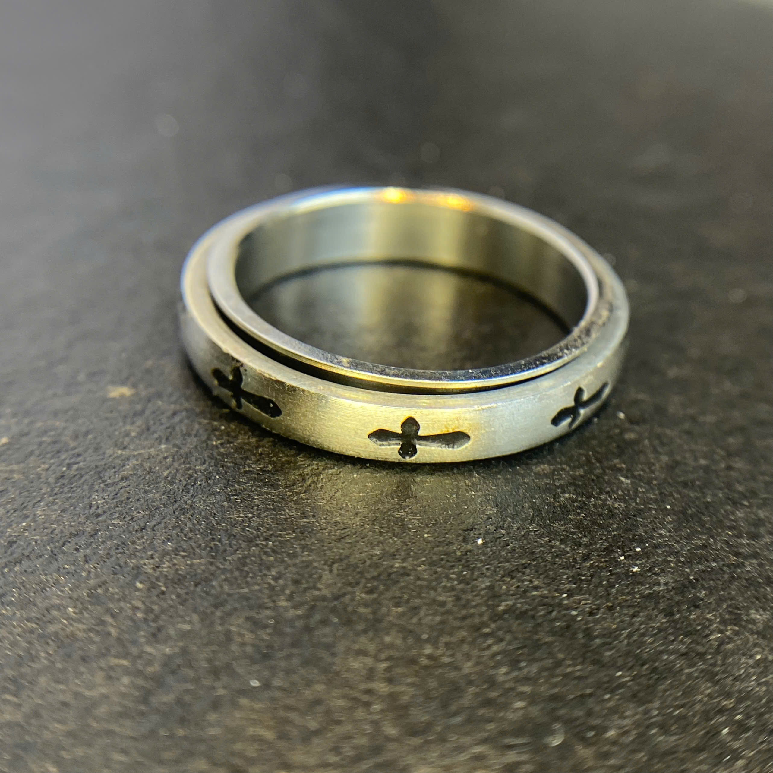 Nhẫn chrome thánh giá bản mỏng xoay size 7_thumbnail_3