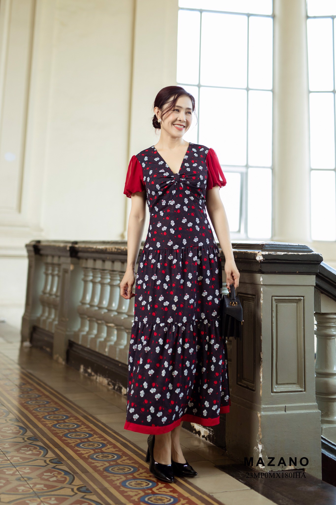 Đầm Maxi vải voan in hoạ tiết phối màu đỏ hai tay và gấp váy_thumbnail_2