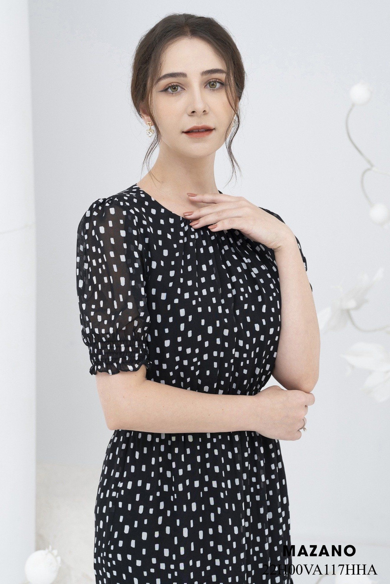 Đầm đen họa tiết chun eo chân bèo tầng_thumbnail_3