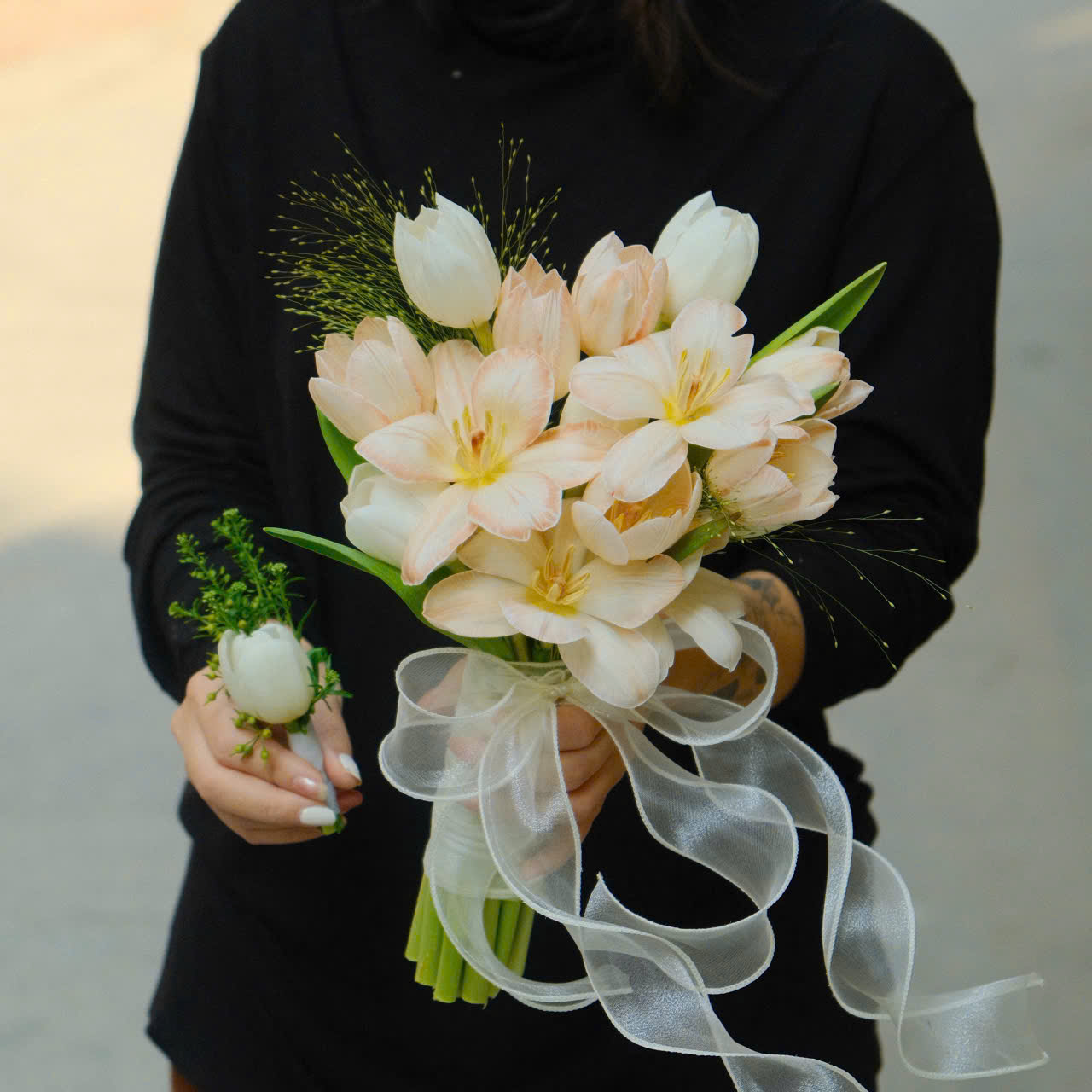 Bó hoa cưới Tulip tone trà sữa