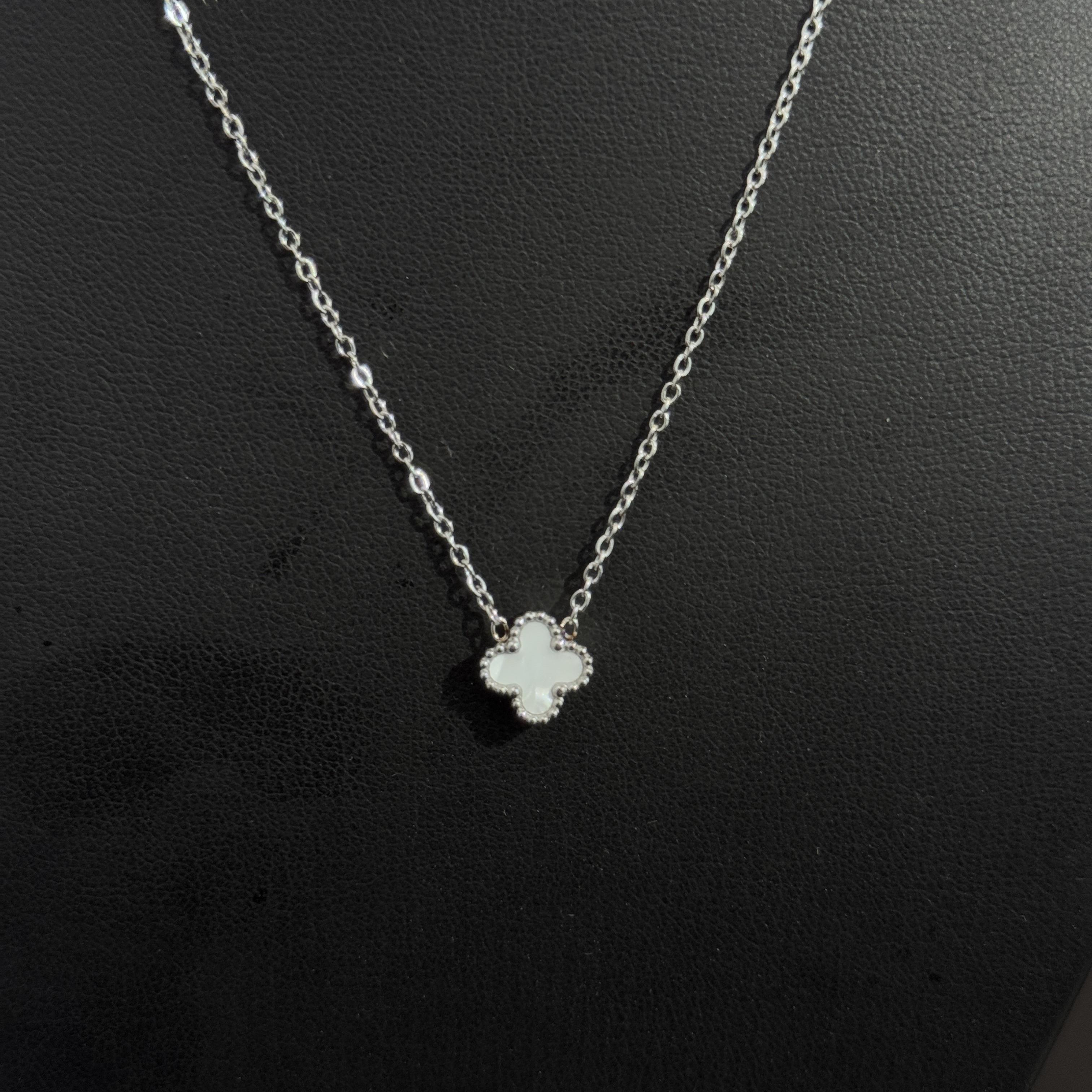 vòng cổ van cleef trắng nhỏ viền bi bạc