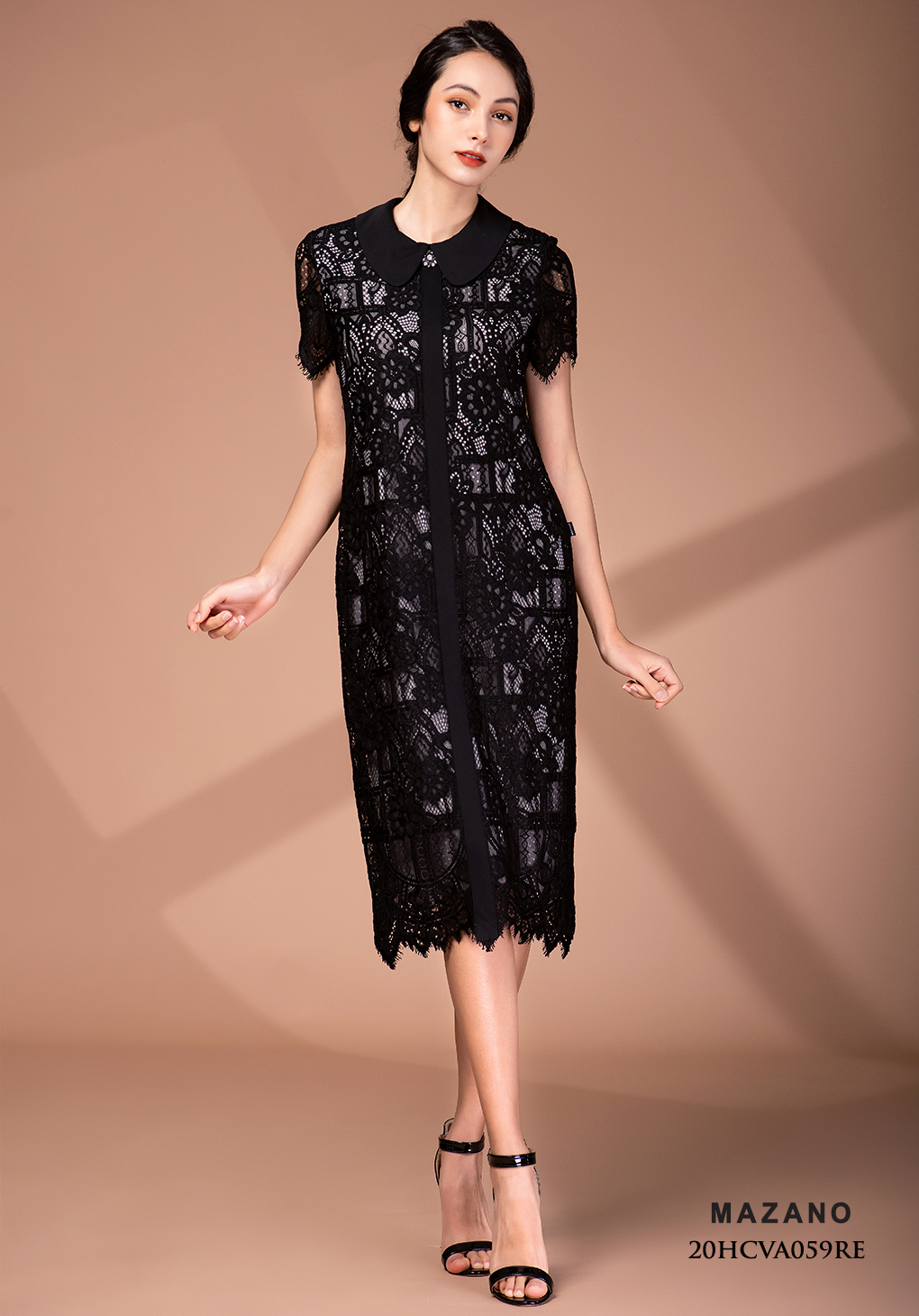 Đầm đen ren nẹn, lá cổ đính khuy trang trí