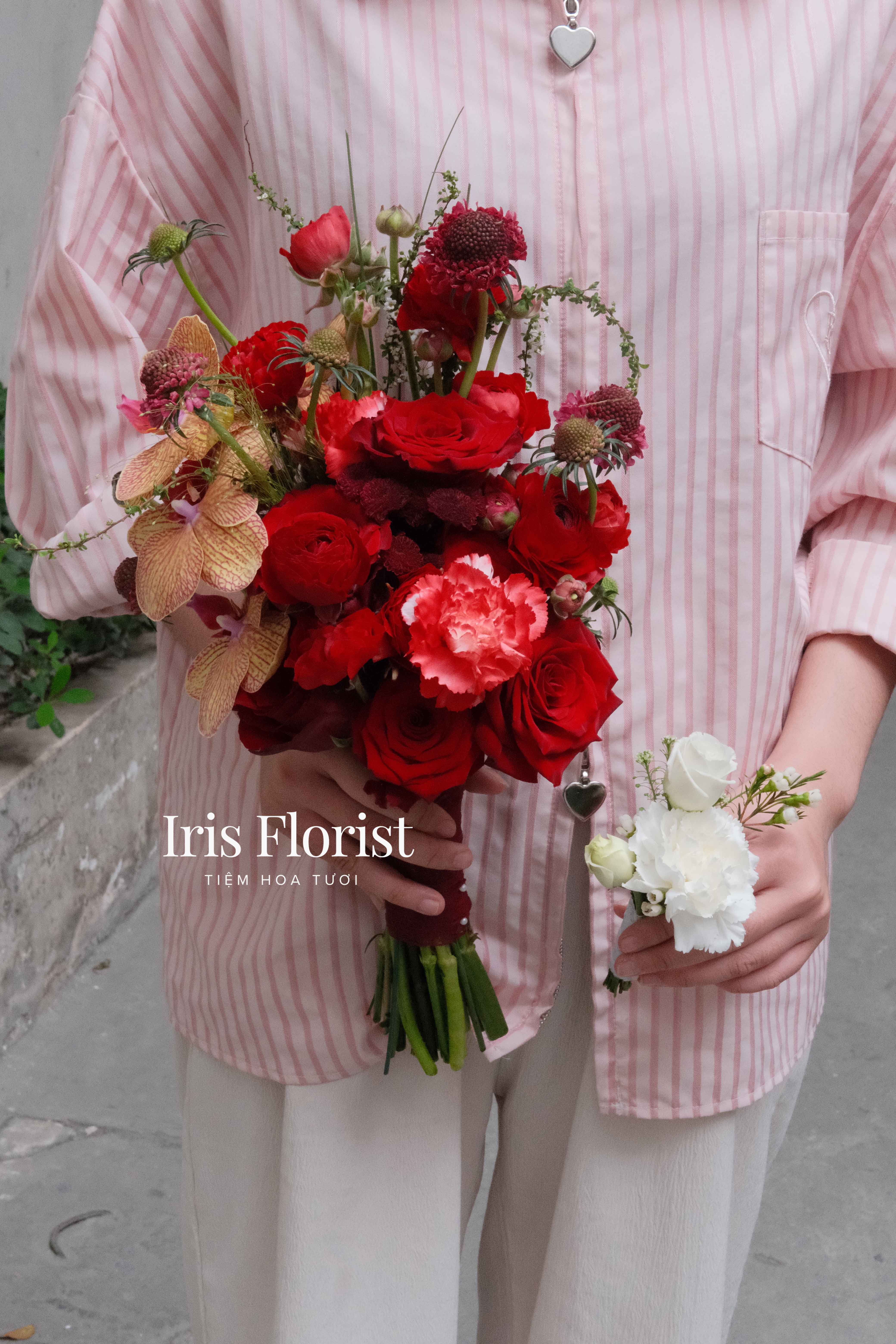 Bó hoa cưới tone Đỏ mix lan hồ điệp