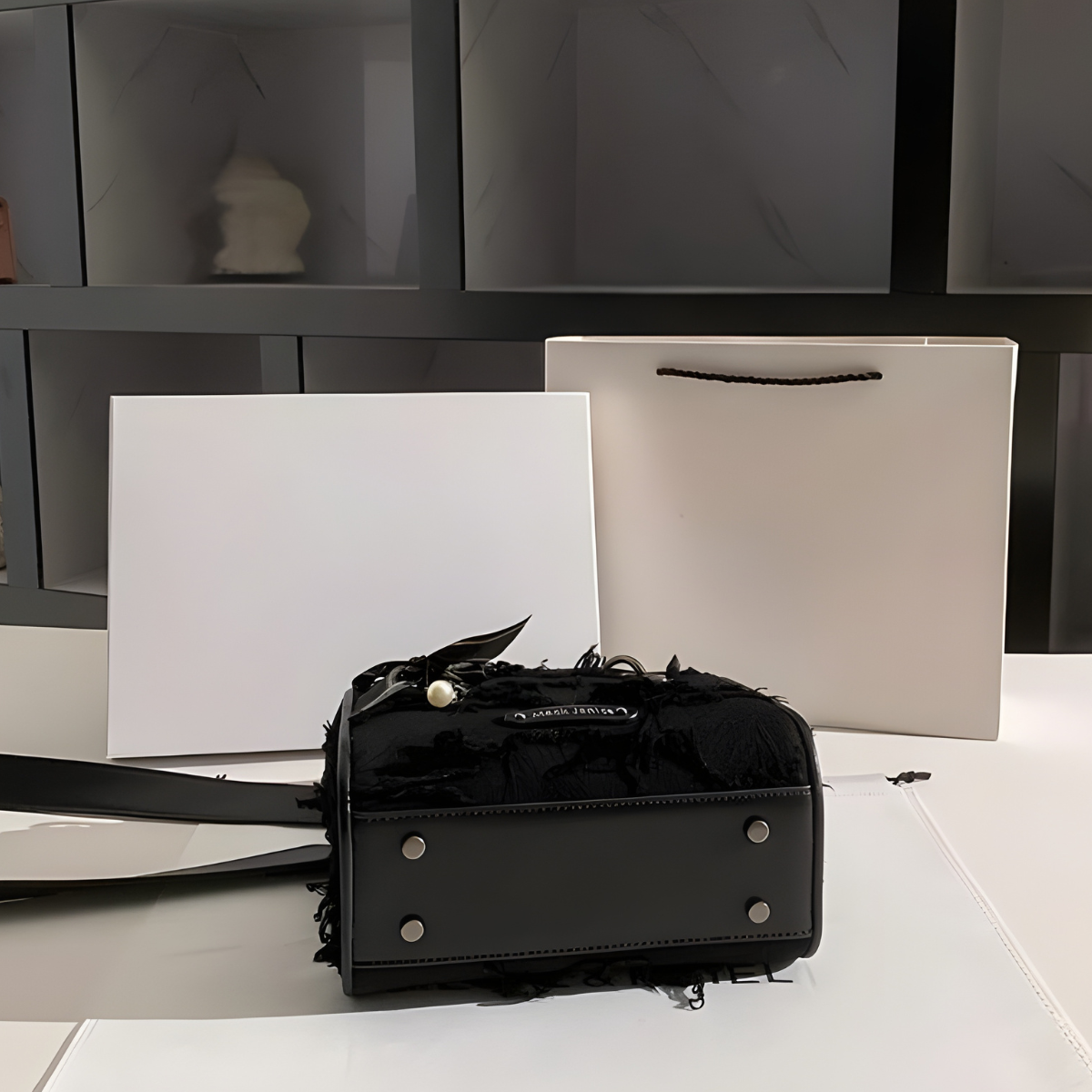 Túi xách đen UHE RISE – tay cầm sang, đeo chéo tiện, nền hoa nổi, charm nơ ngọc trai_thumbnail_10