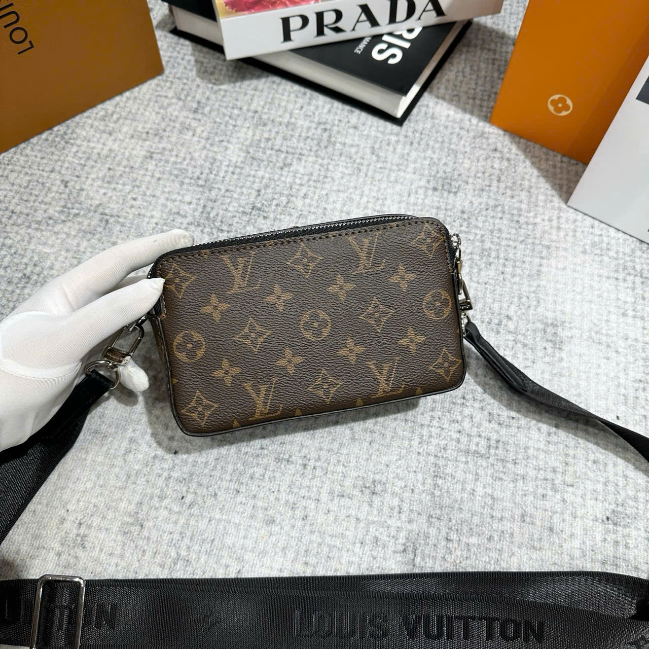 Túi đeo chéo dáng hộp chữ nhật LV Wearable Wallet hoa nâu_thumbnail_3