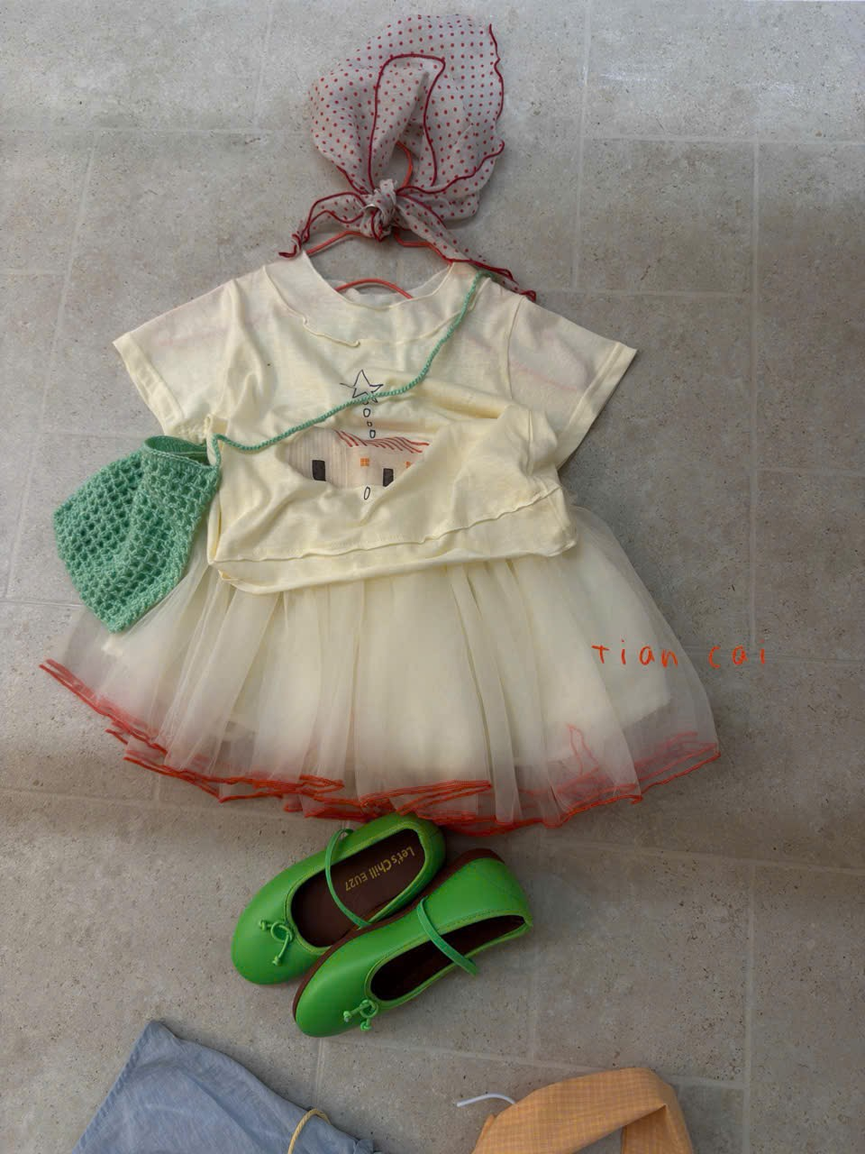 A52 - Áo thun croptop vàng nhạt in hình hãng Tian Cai (Sz90-130)