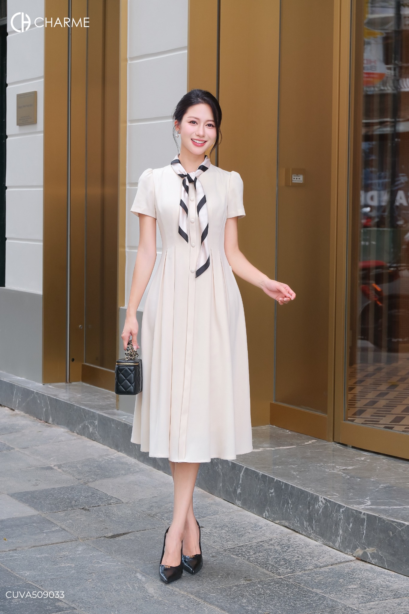 Váy cổ tròn khuy bọc vạt ly