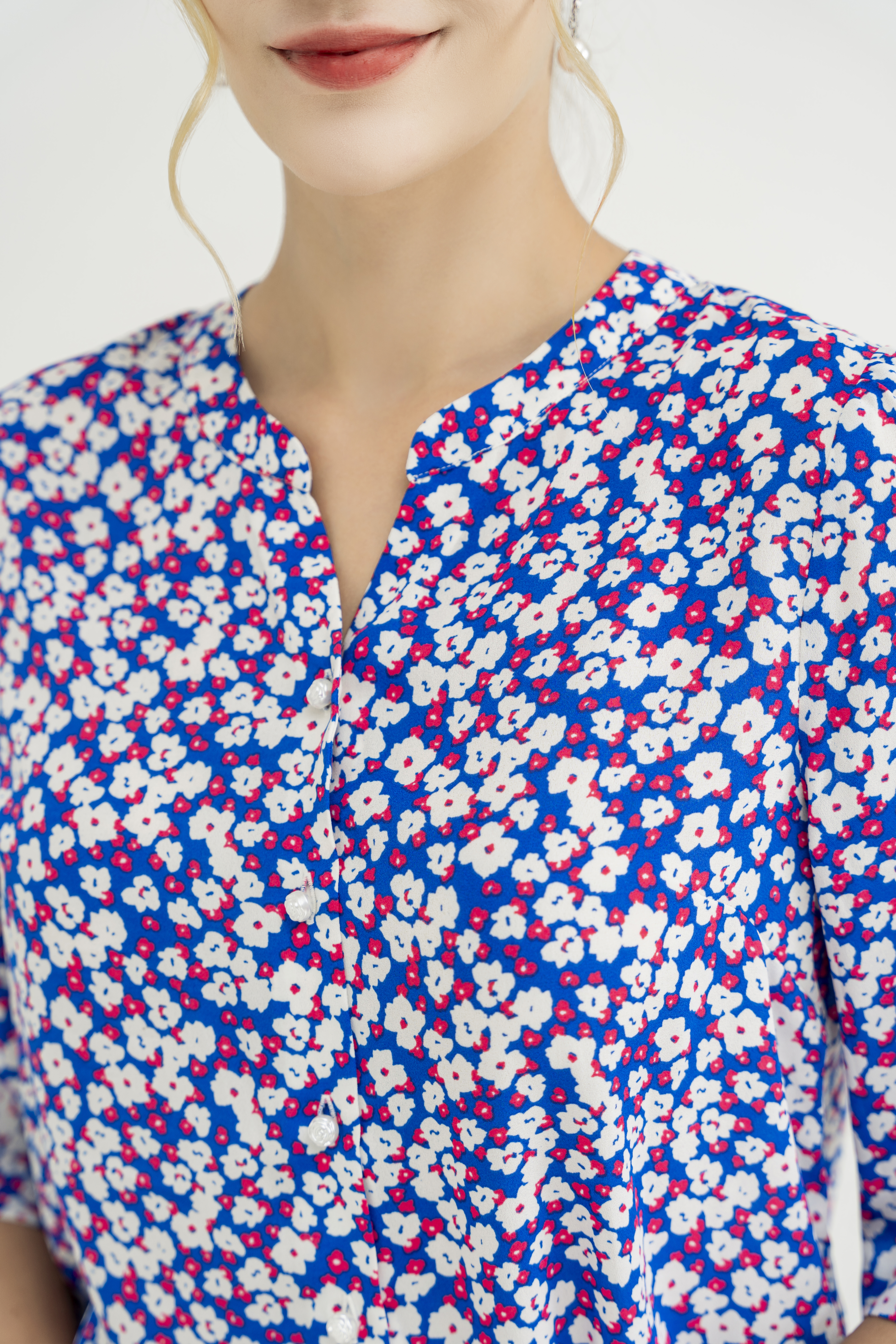 Áo top suông cài khuy Cổ tàu Tay lỡ  Dài dưới eo họa tiết hoa trắng  nền xanh_thumbnail_4