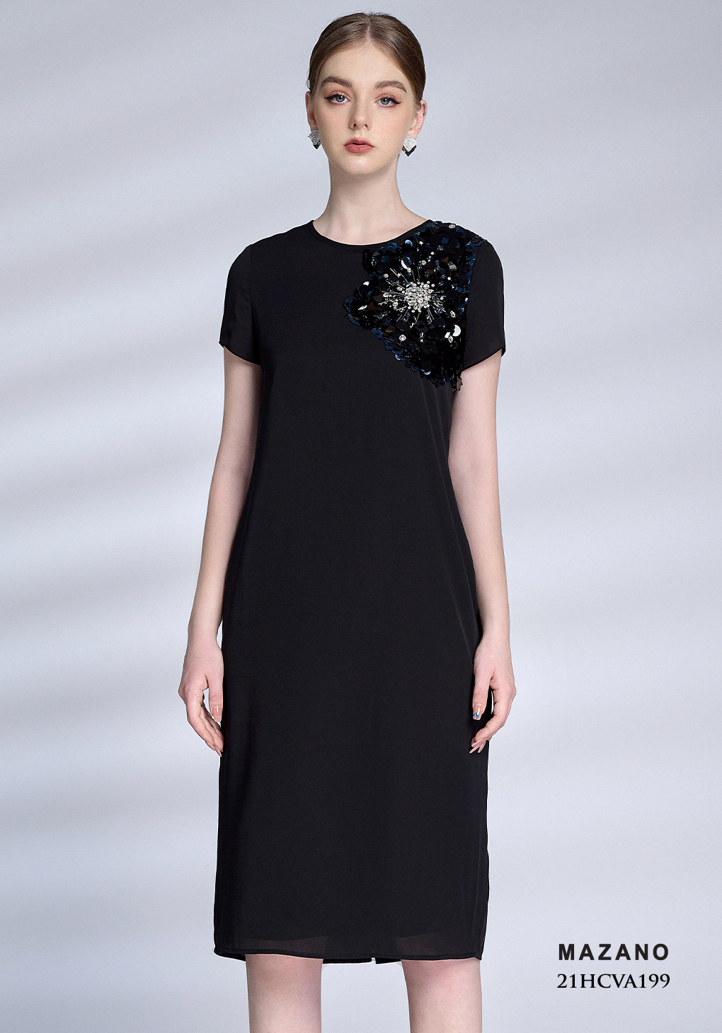 Váy suông đen đính hoa kim sa lệch vai