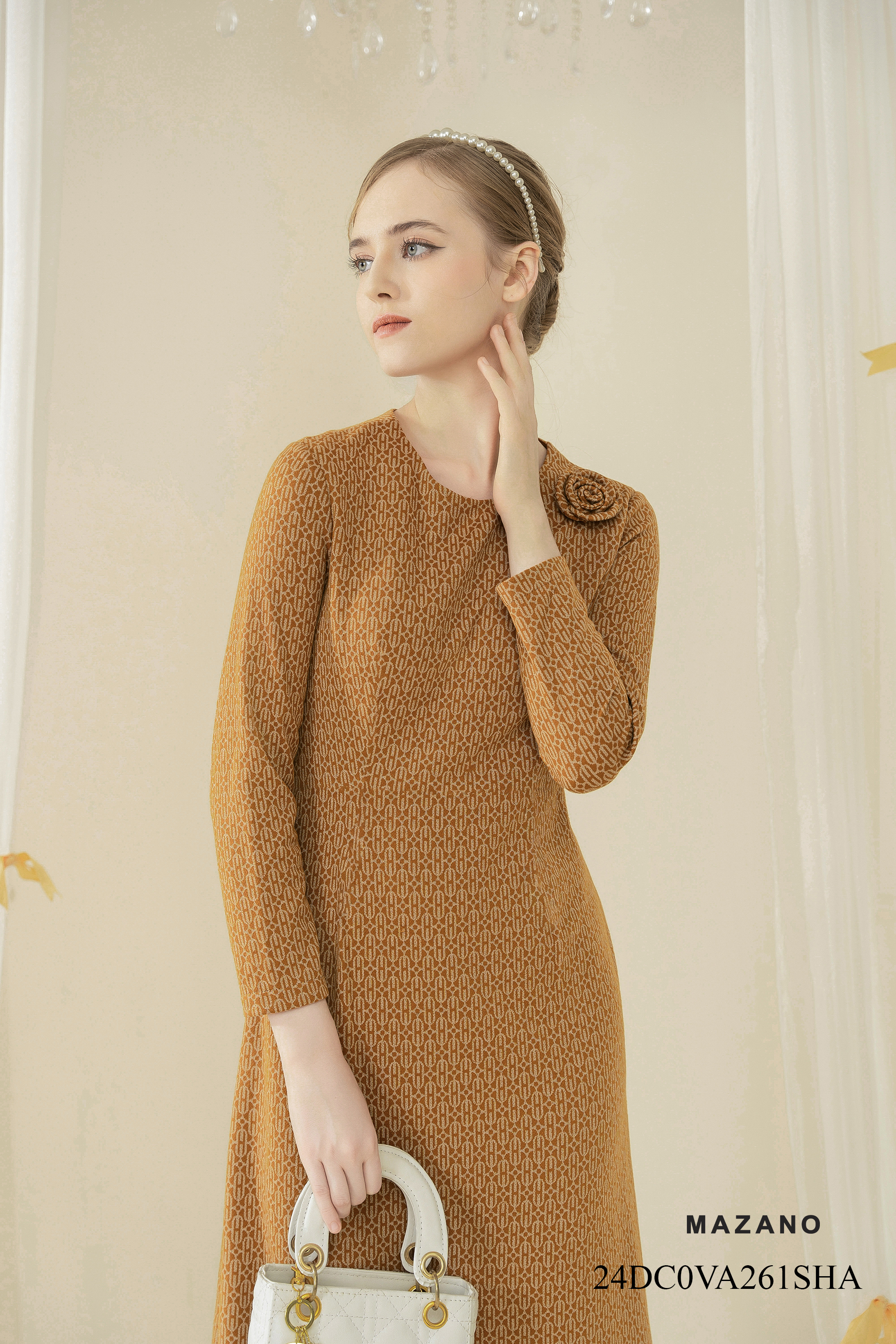 Váy Đầm thân ôm chân rủ Vải dạ len Họa tiết cách điệu Đính hoa cuốn Cổ tròn vừa Tay dài Dài ngang bắp chânVA261SHA_thumbnail_2