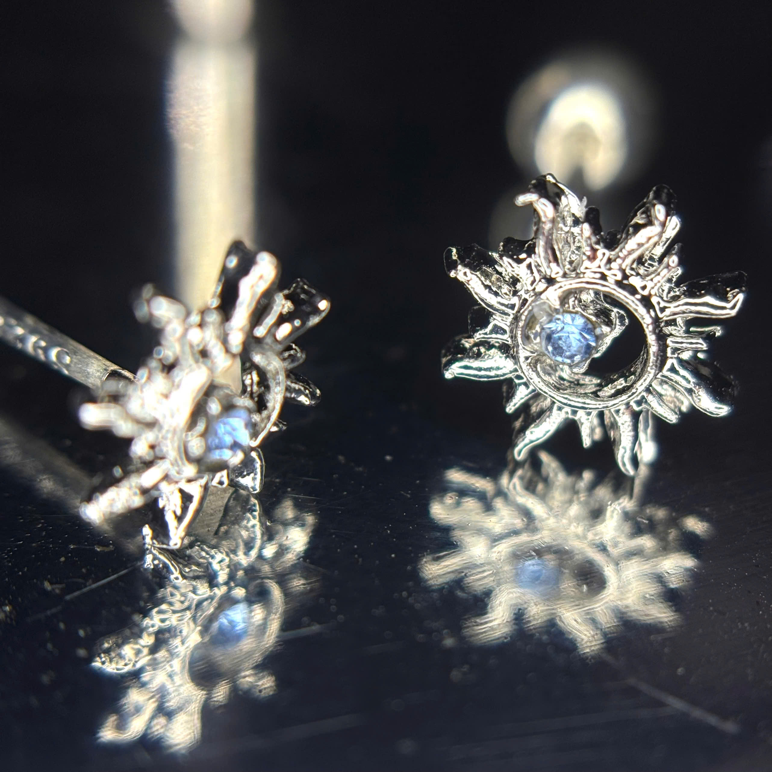 Khuyên kiểu mặt trời rỗng đá xanh bi_thumbnail_1