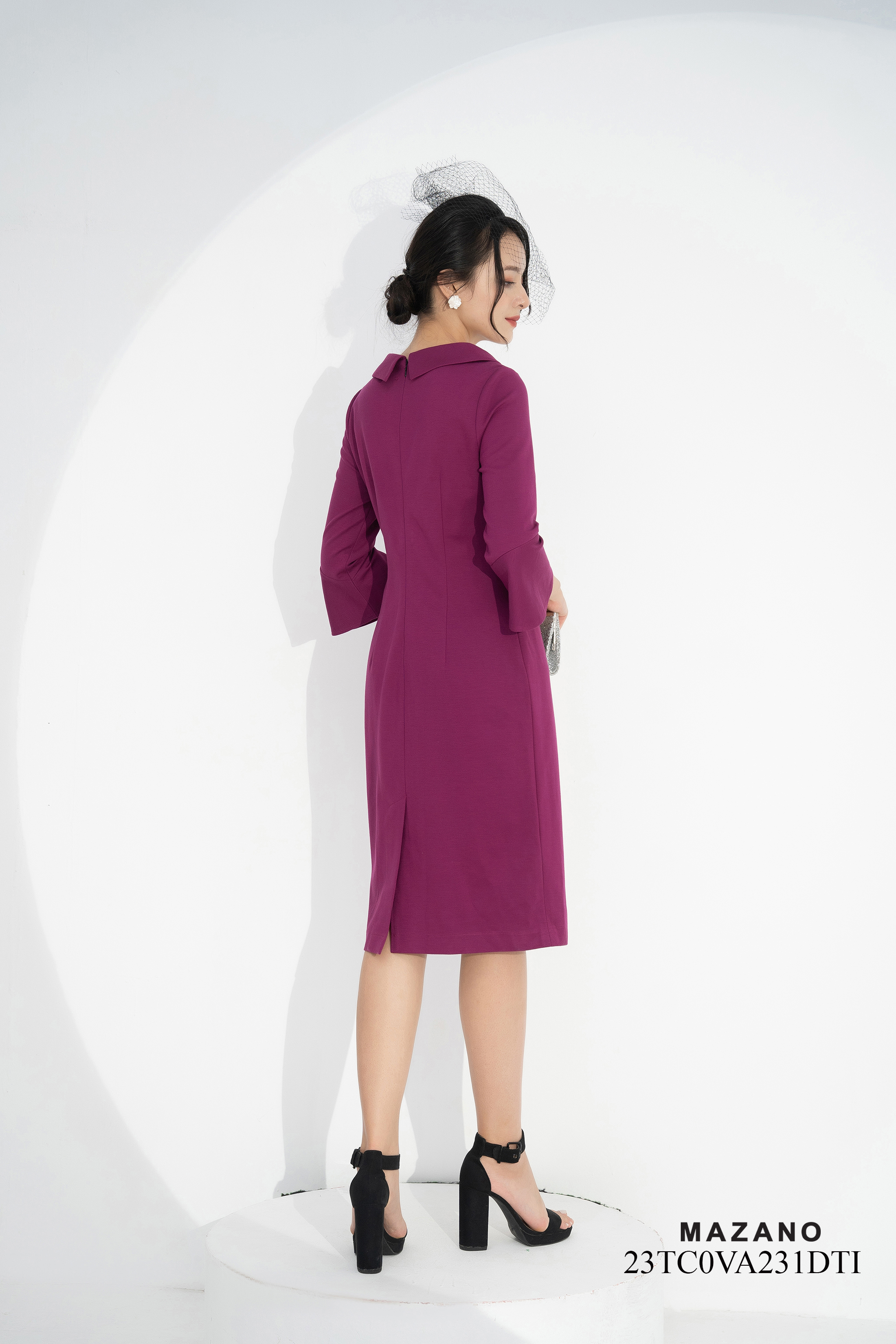 Đầm Suông Cổ Cách Điệu Đính Nơ Tay_thumbnail_2