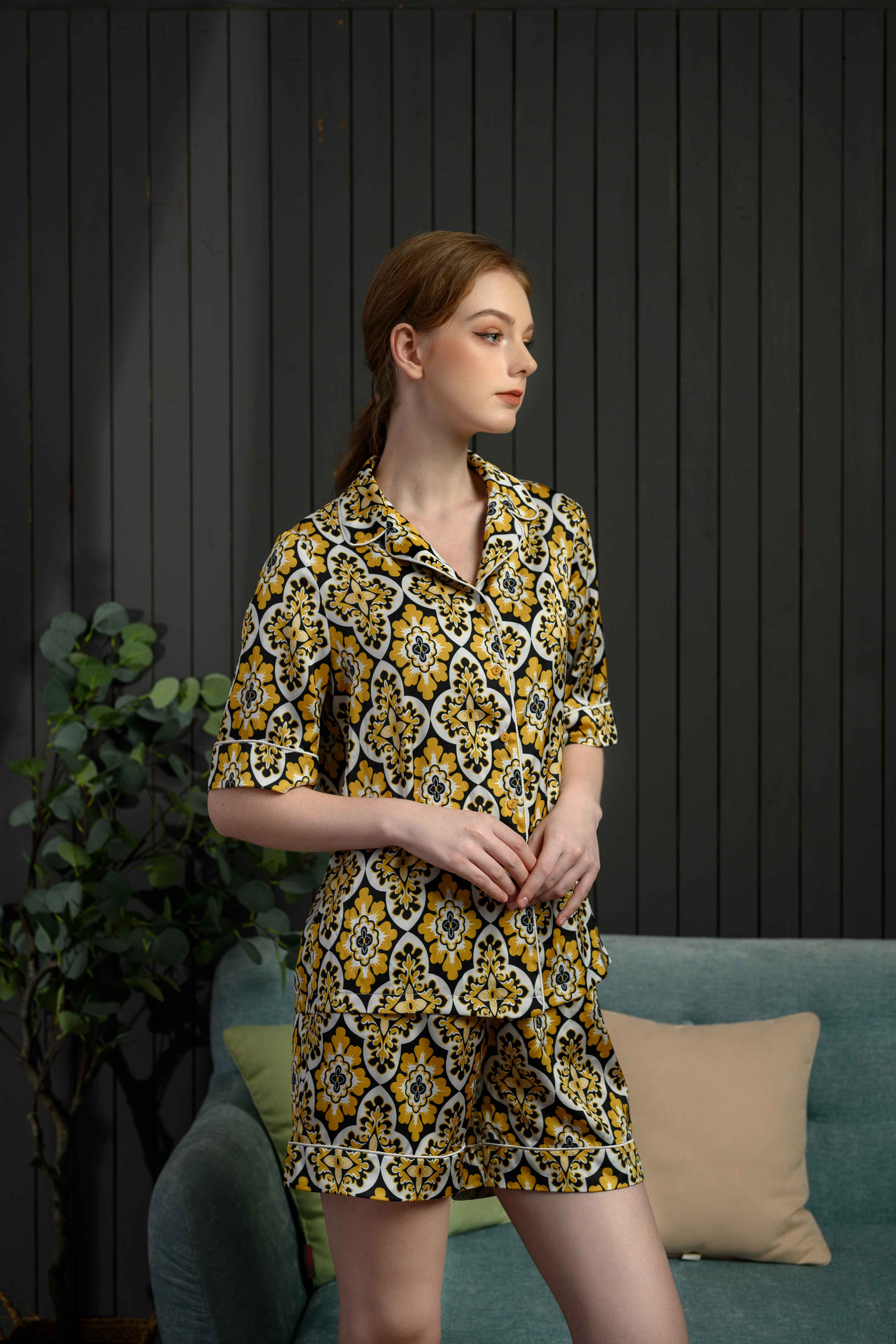 Bộ đồ Pijama nền vàng họa tiết cộc tay 21HCBD009HA