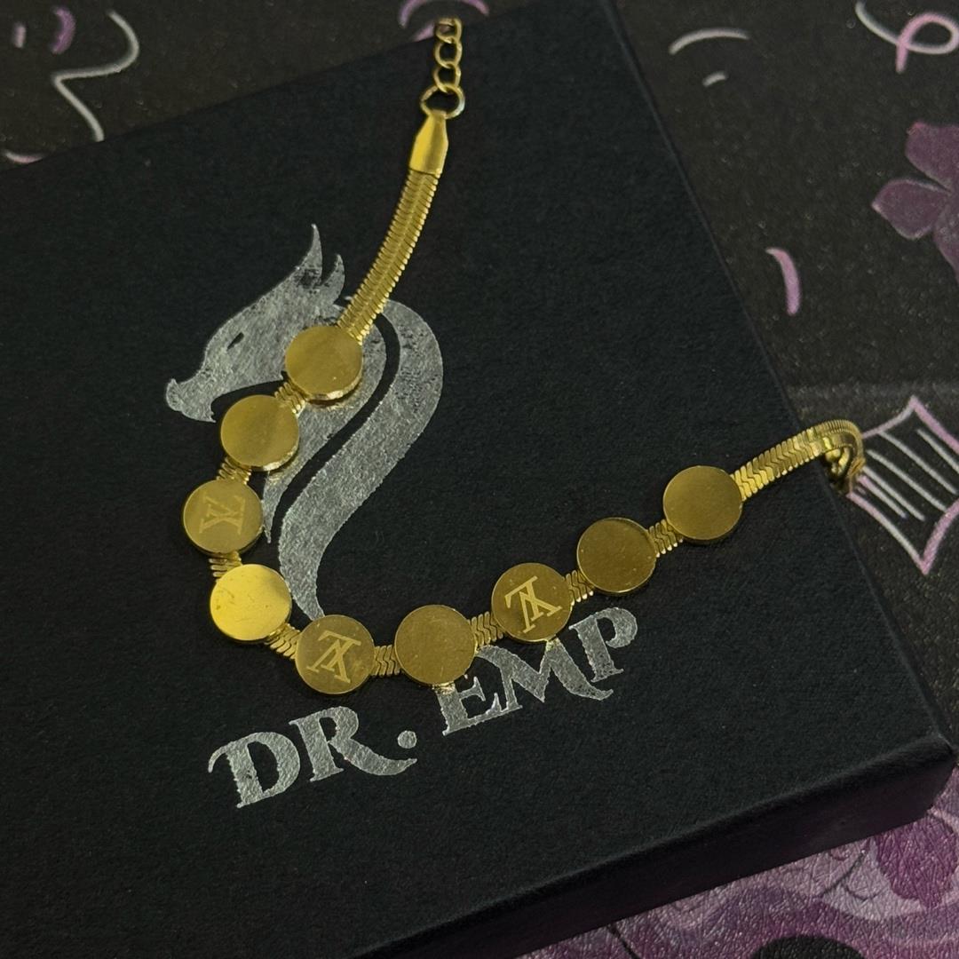 vòng tay titan vàng charm tròn dẹt trơn LV