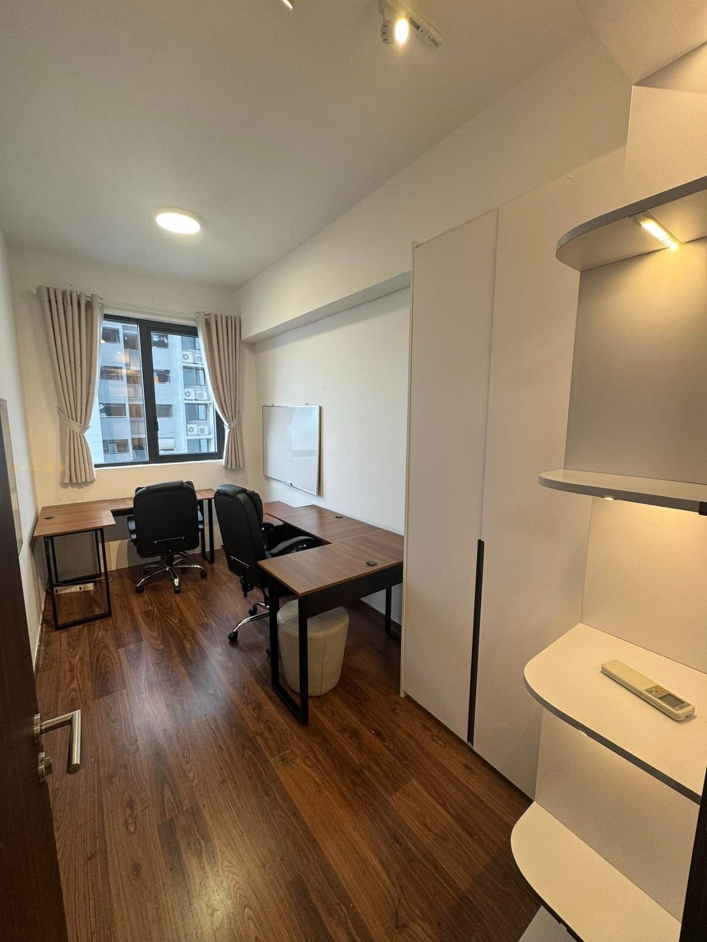 Cho thuê căn hộ 2 phòng ngủ One Verandah - View sông SG, ban công TN, nhà đang sẵn