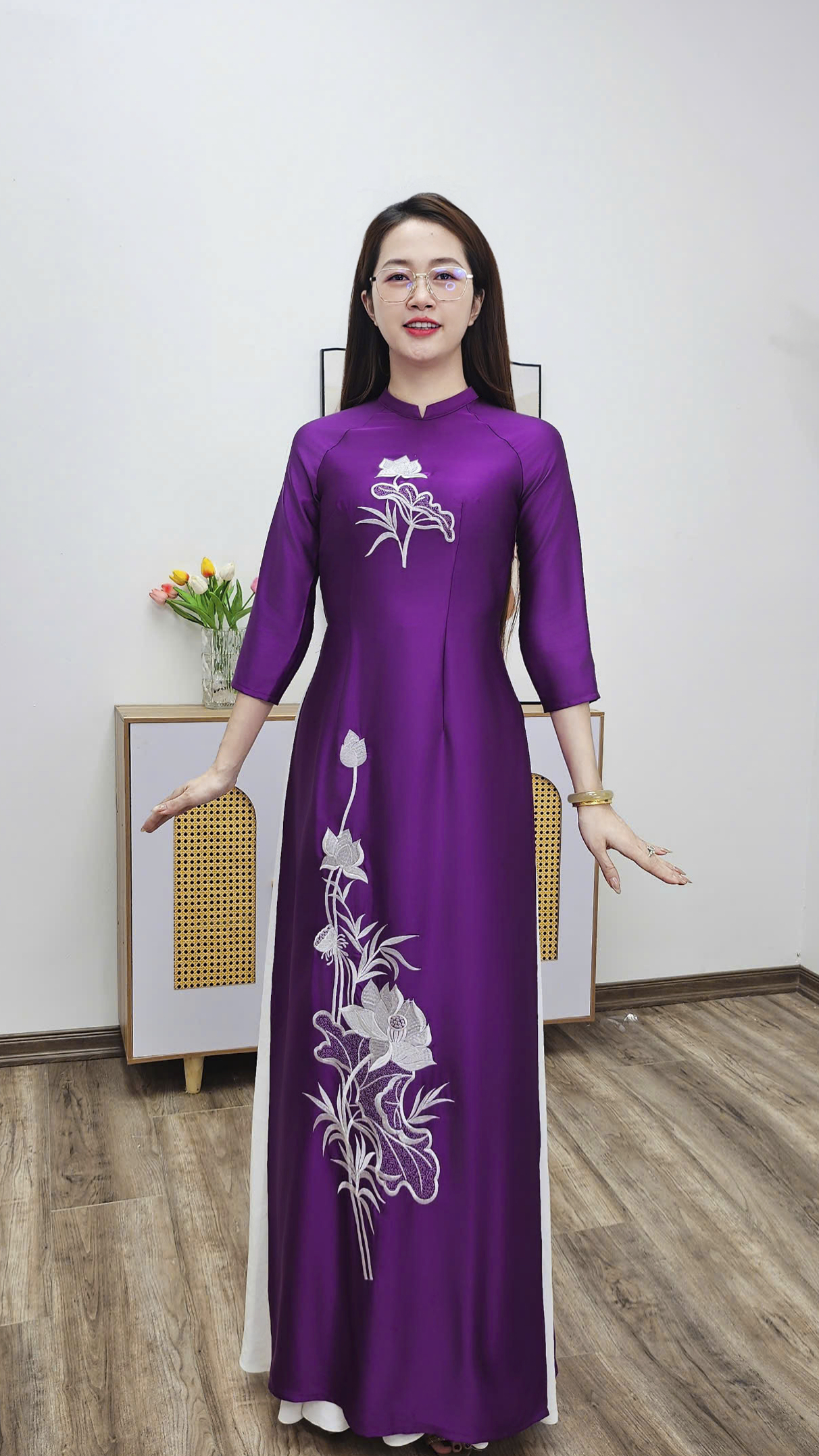 T459 áo dài cổ 2p tay lỡ lụa tô châu tím Cẩm thêu sen trắng_thumbnail_3