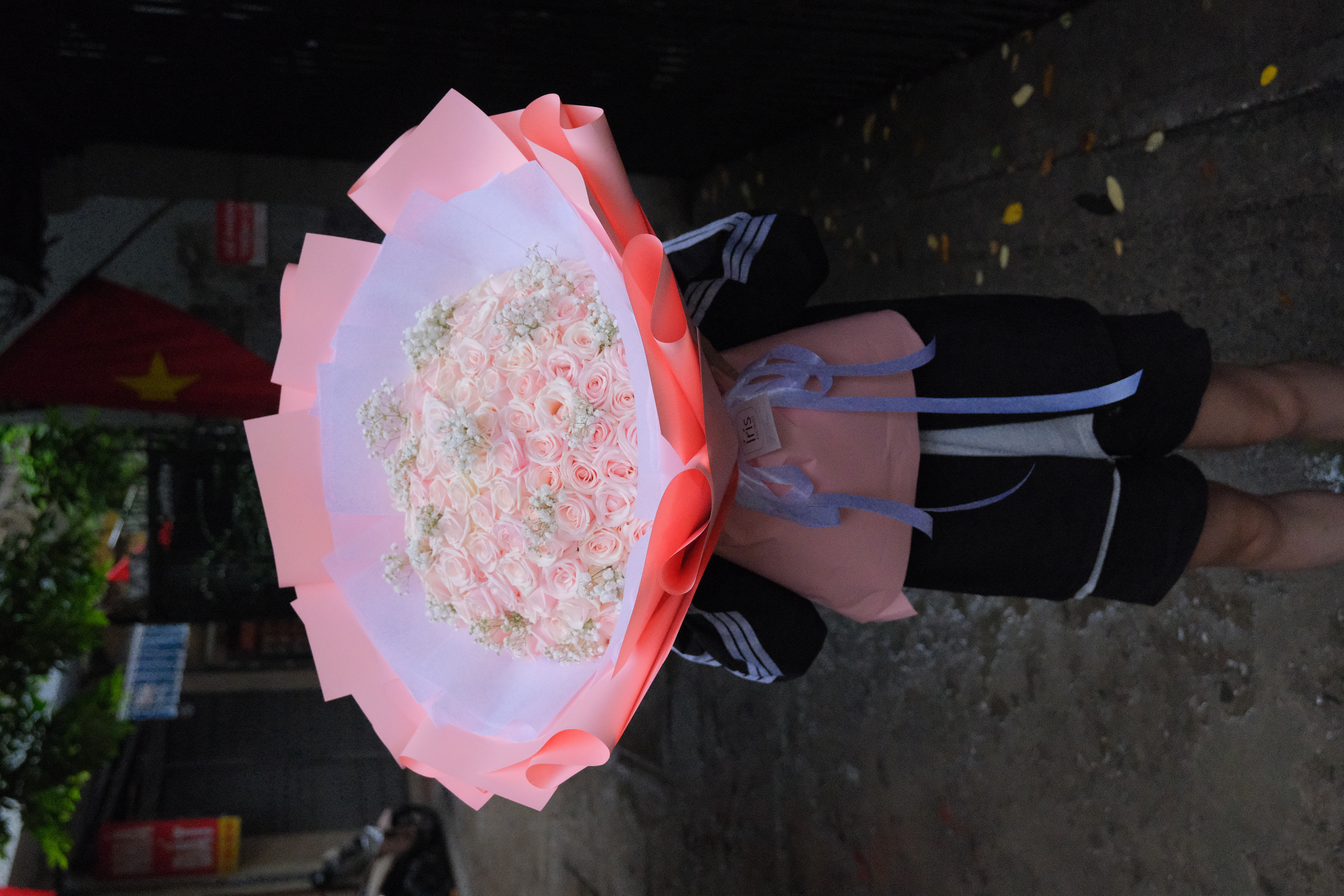 Bó 99 bông hồng kem dâu