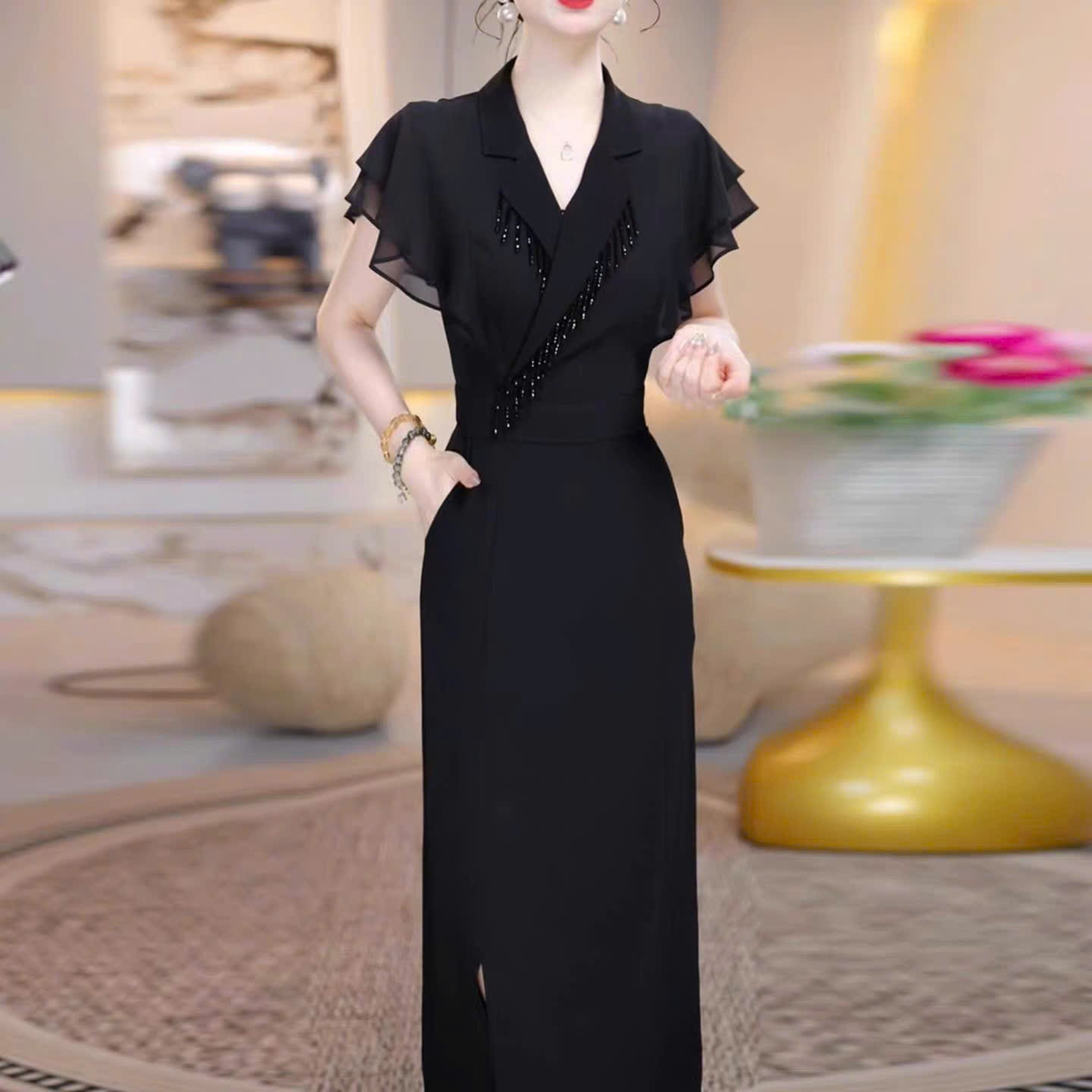 18113-Đầm body suông đen phối tay voan cổ bẻ viền tua rua ( thun nhật, voan)