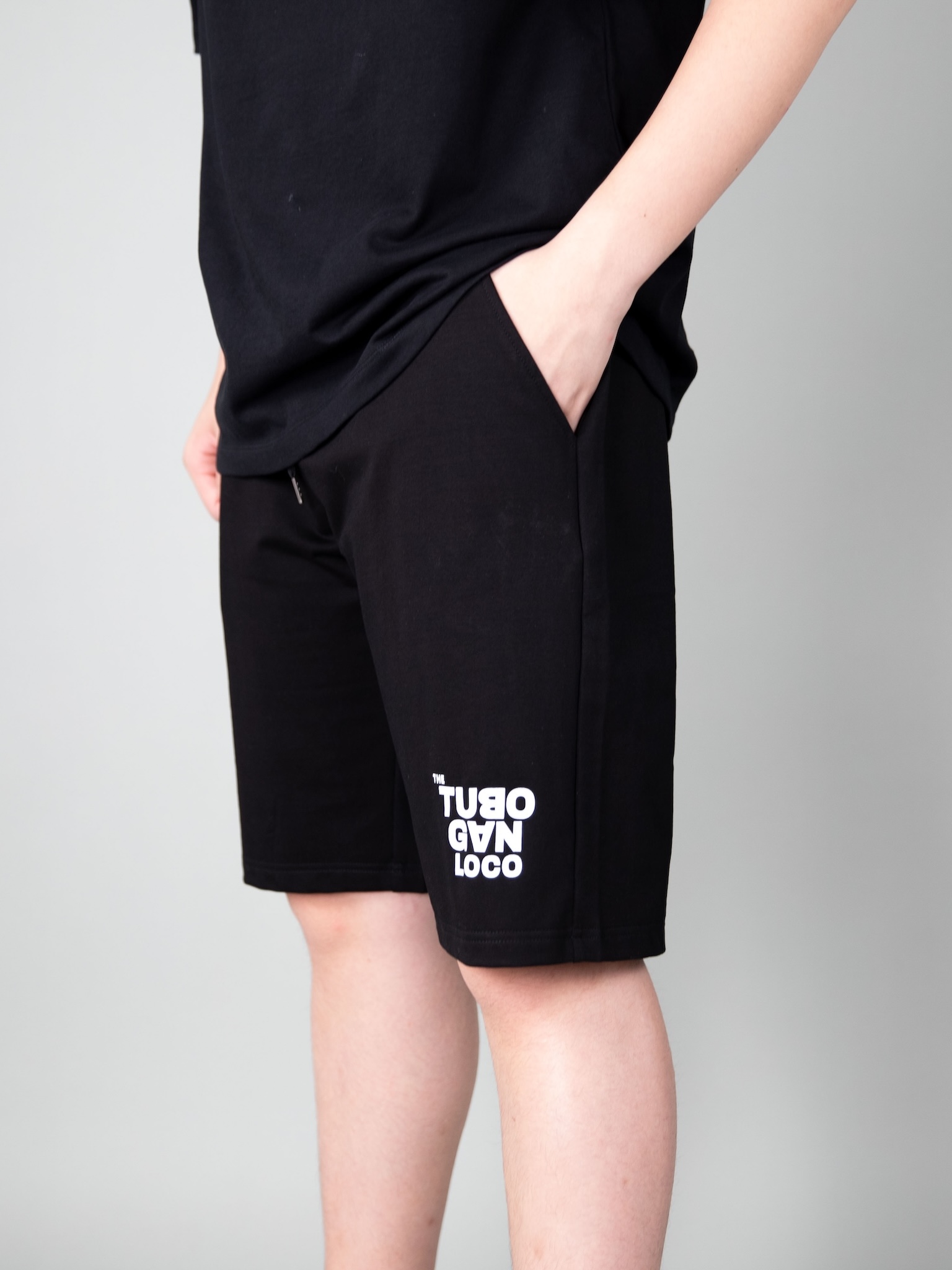 Quần short da cá đen in chữ_thumbnail_2