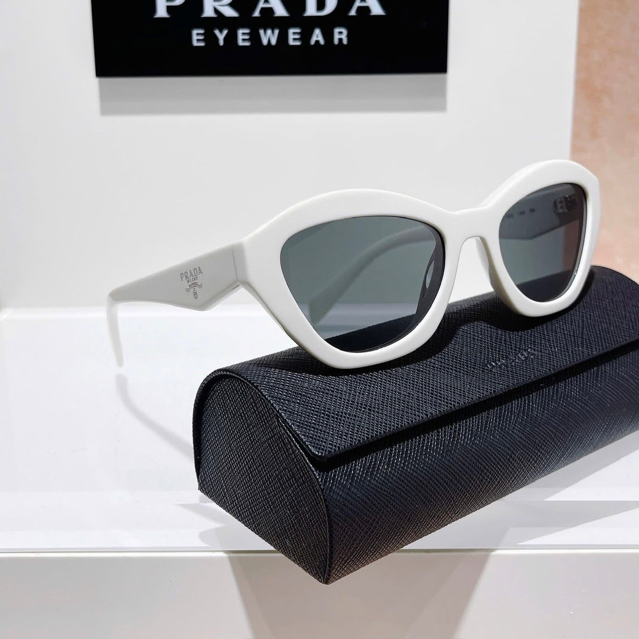 KÍNH HIỆU gọng trắng mắt đen