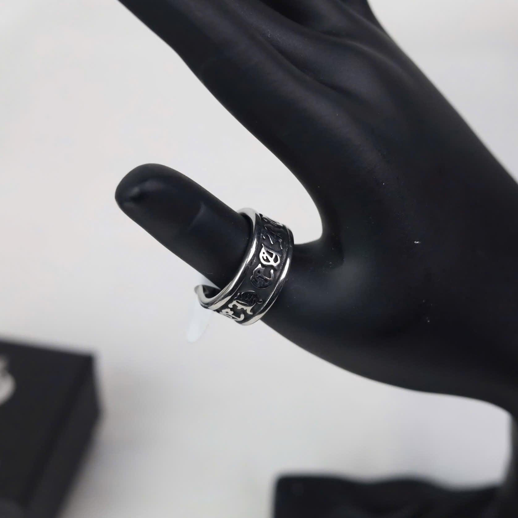 Nhẫn kiểu chrome heart bản nhỏ chữ nổi_thumbnail_2