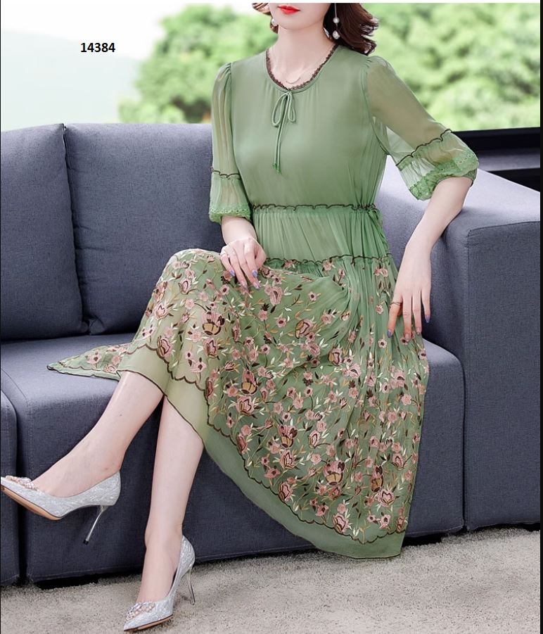 14384-Đầm voan xòe thêu hoa nhí dưới vạt váy _thumbnail_3