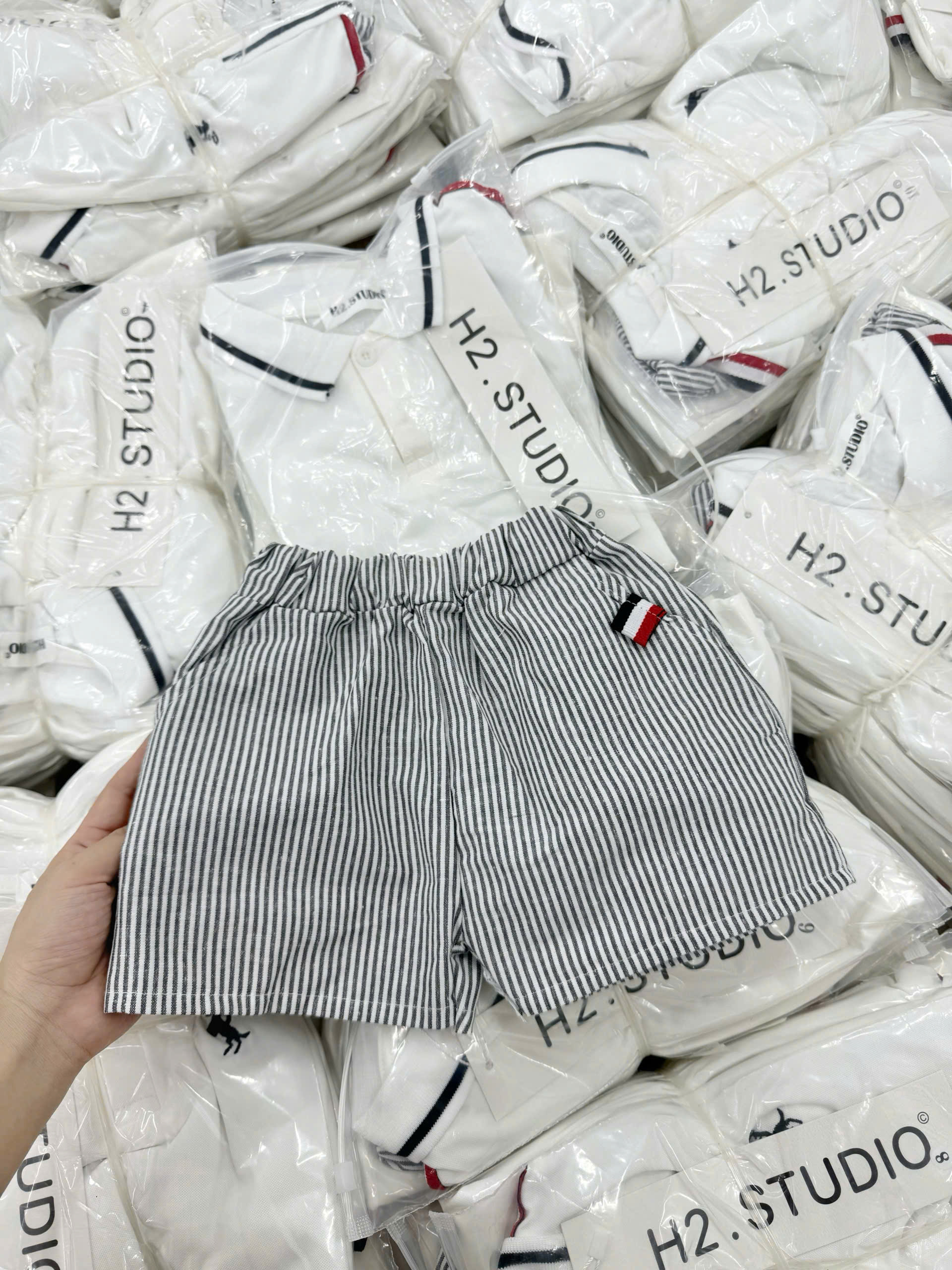 R62 BỘ POLO ÁO TRẮNG SỌC ĐEN ĐỎ THÊU NGỰA- A117.1721_thumbnail_4