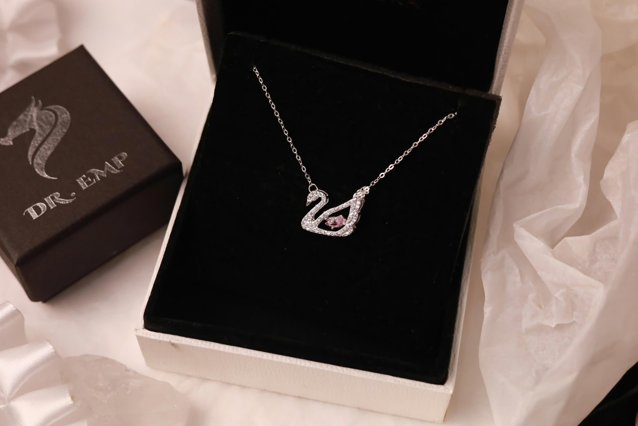 Vòng cổ bạc thiên nga đính đá hồng xi bạch kim