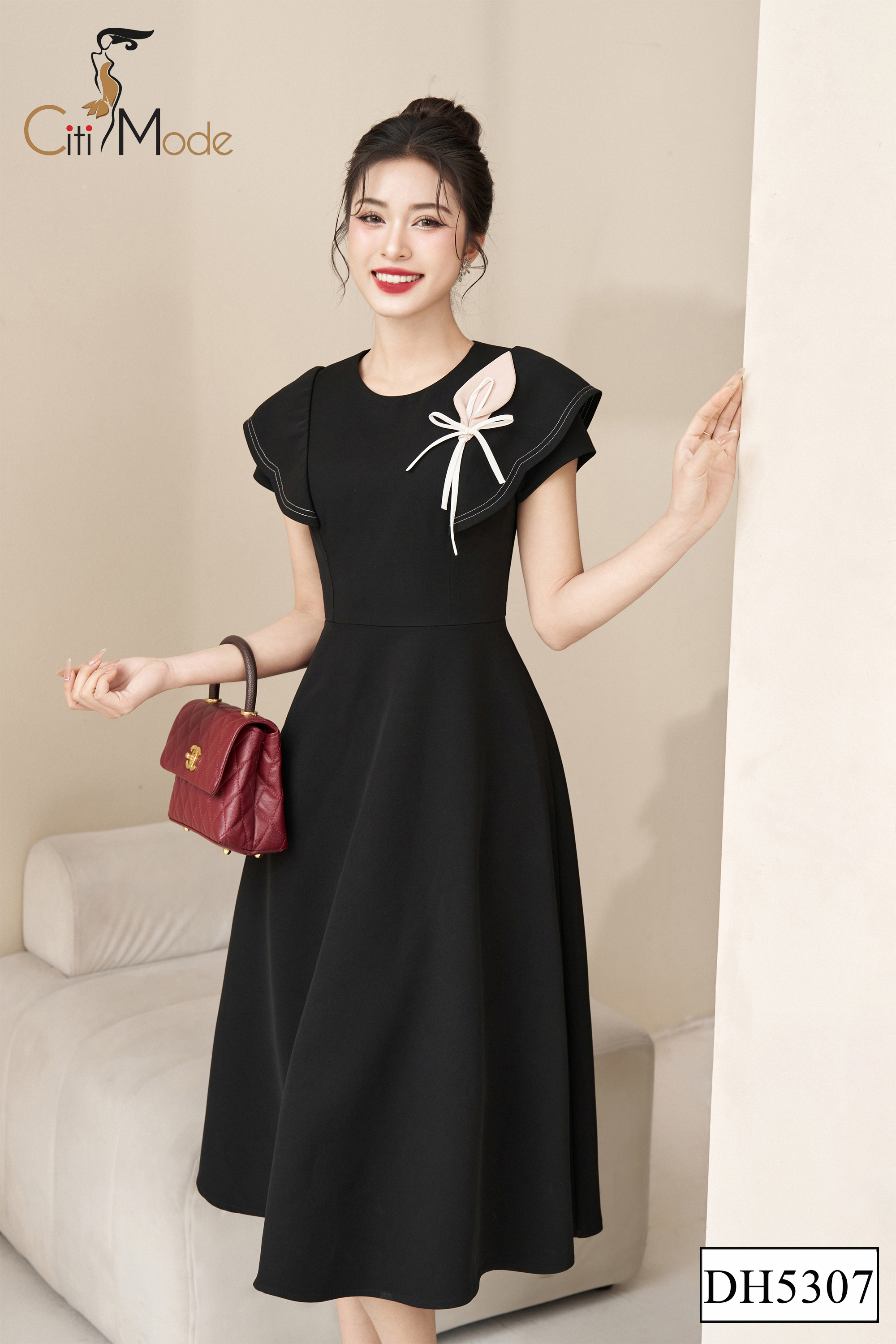 Đầm xoè đen đính hoa ngực