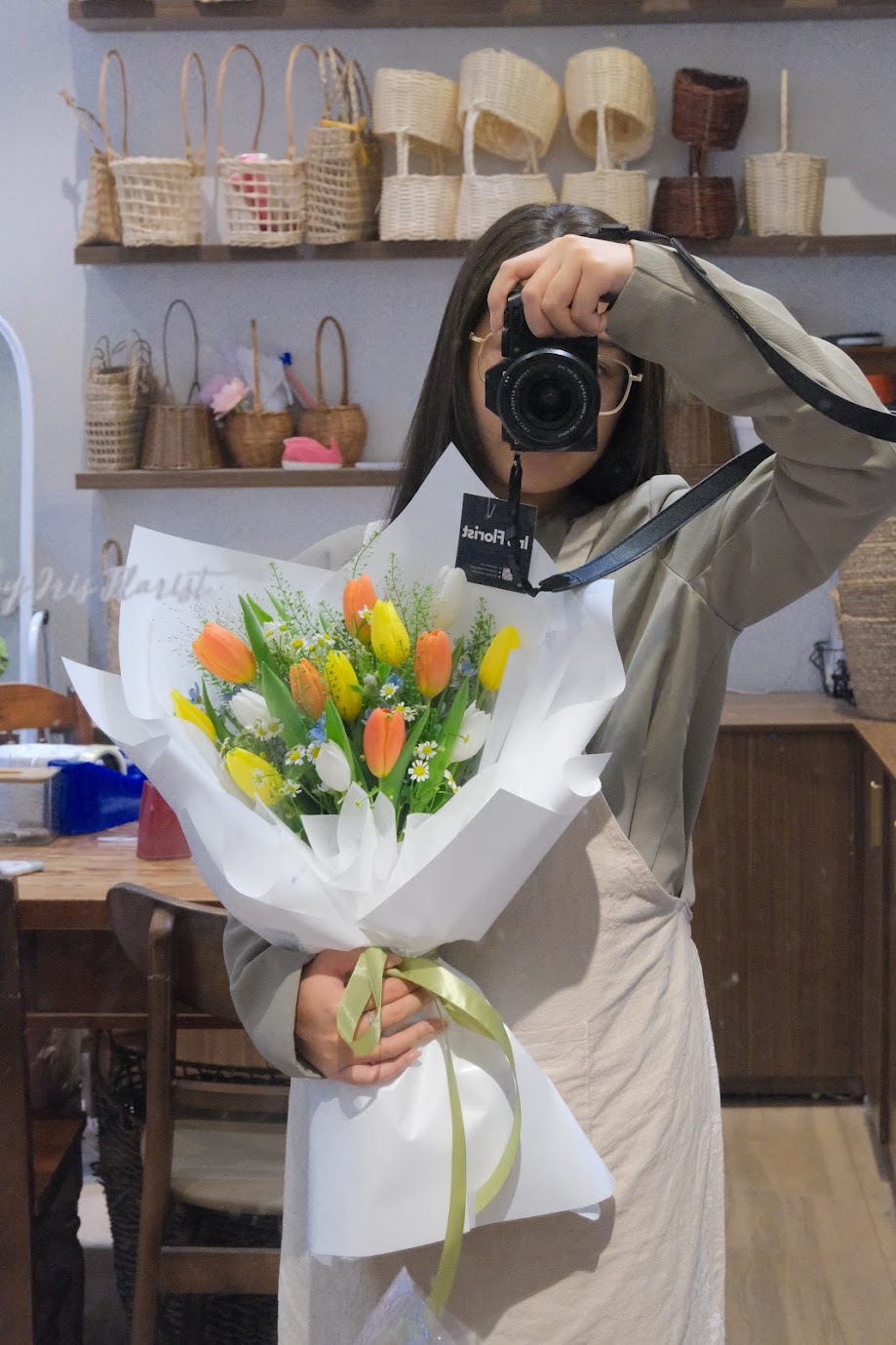 Bó tulip mix (cam, vàng, trắng) và hoa phụ (bó 15b mix)