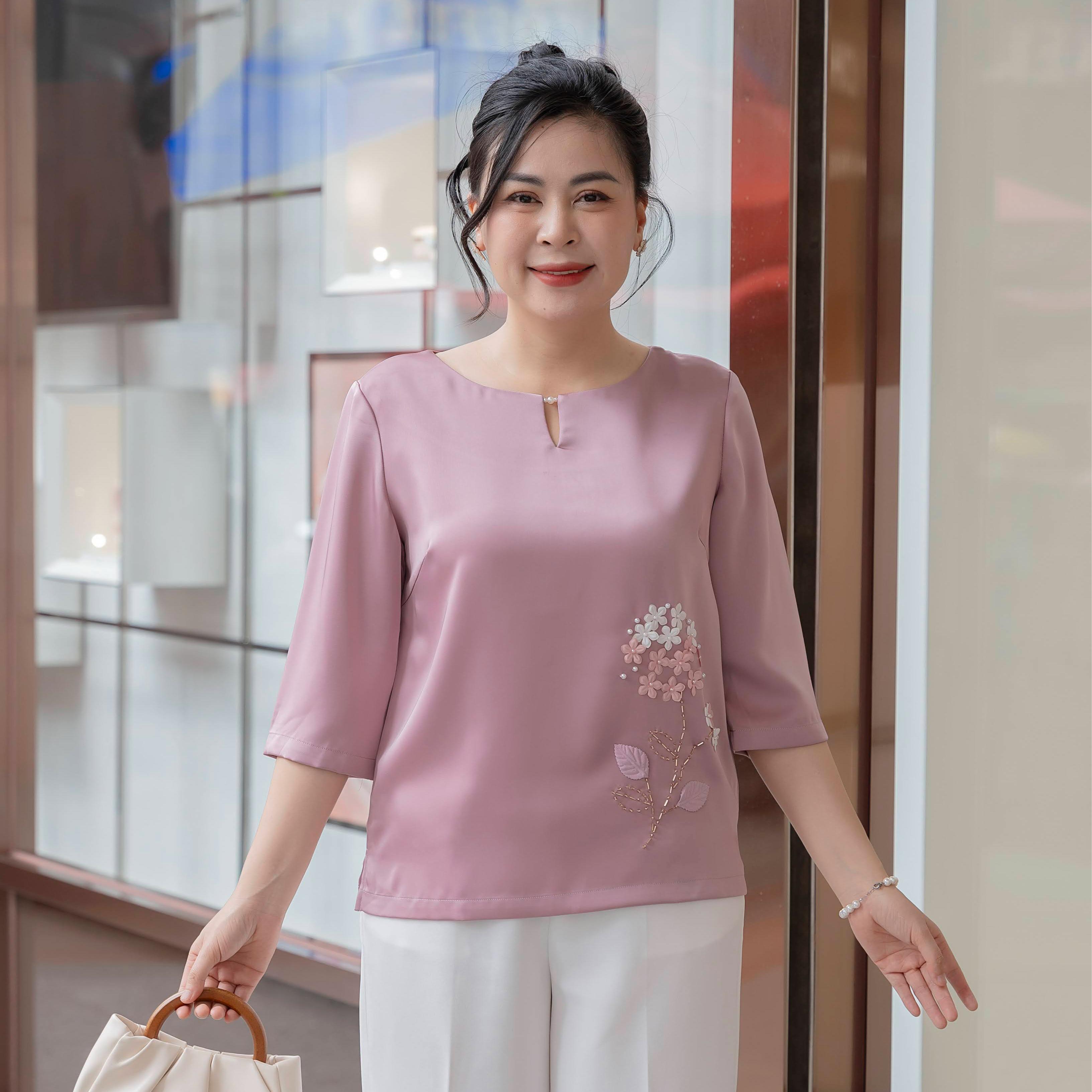 GUMOM - Áo Kiểu Trung Niên U50 U60 Cao Cấp Cổ Tròn Tay Lỡ Thêu Hoa Đính Nút Sang Trọng Cho Nữ - Women Nhung Kem Xanh Nho Tua Rua Top Voi_thumbnail_10