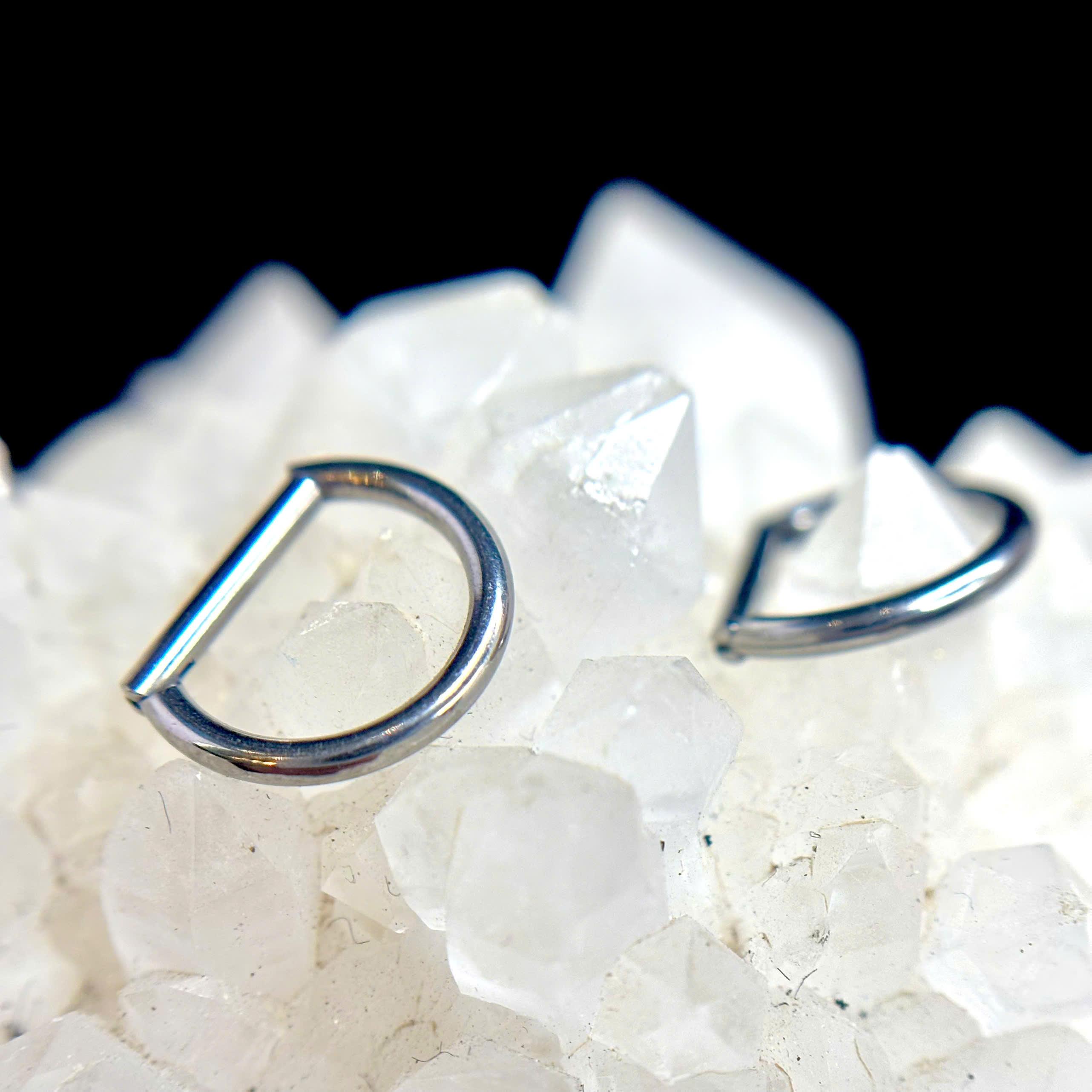 Bật khớp titan chữ D đeo cho helix mới xỏ_thumbnail_1