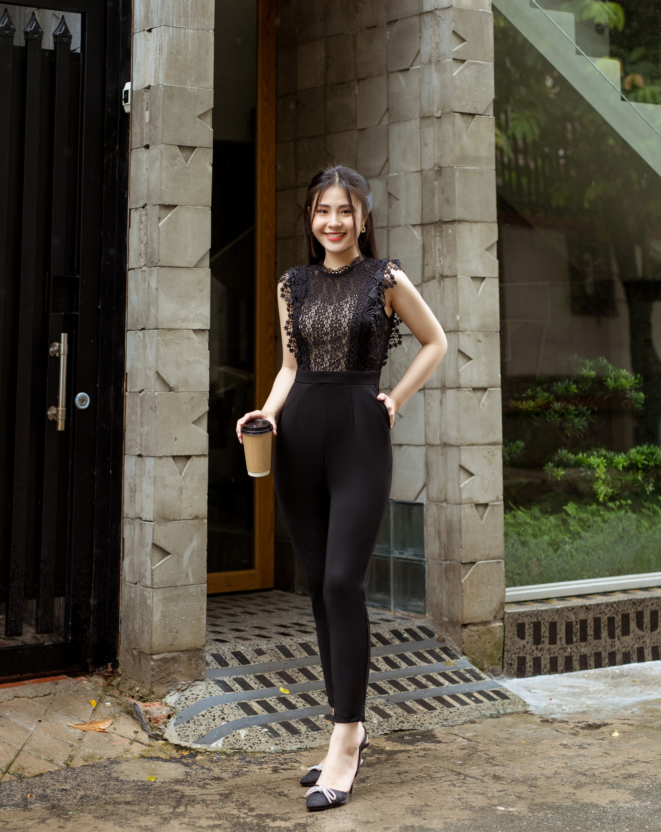 Jumpsuit ống đứng phối ren cổ lọ sát nách