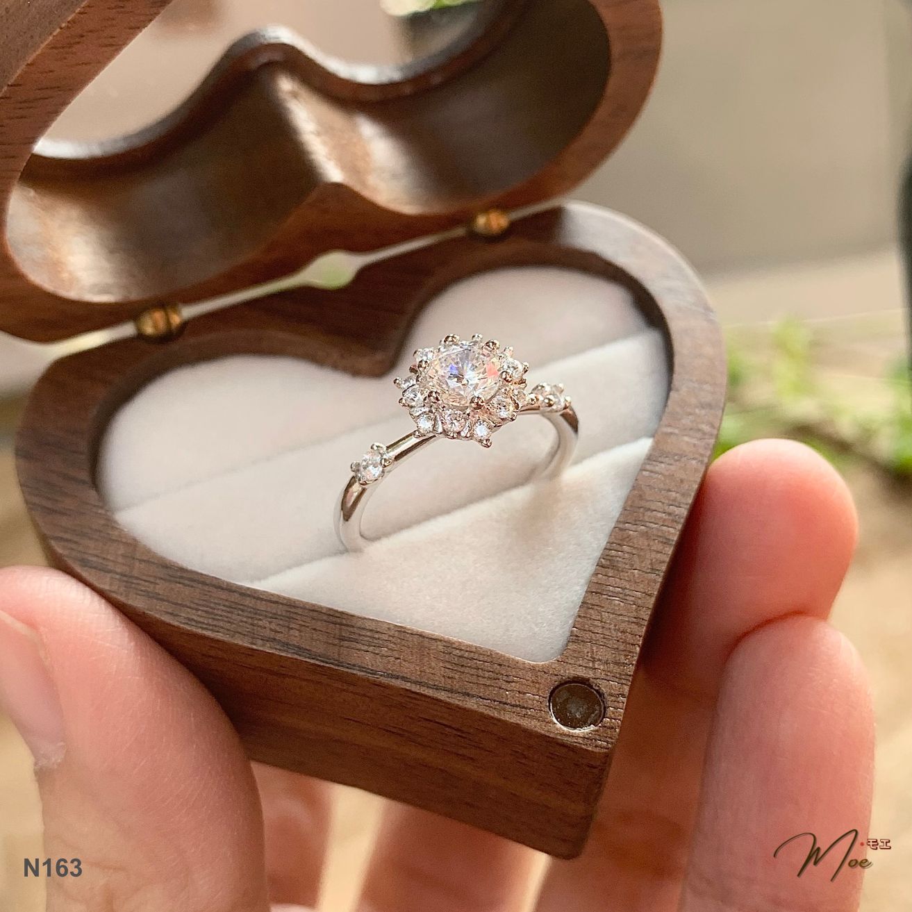 N163 - Nhẫn cầu hôn pha lê tuyết sang trọng