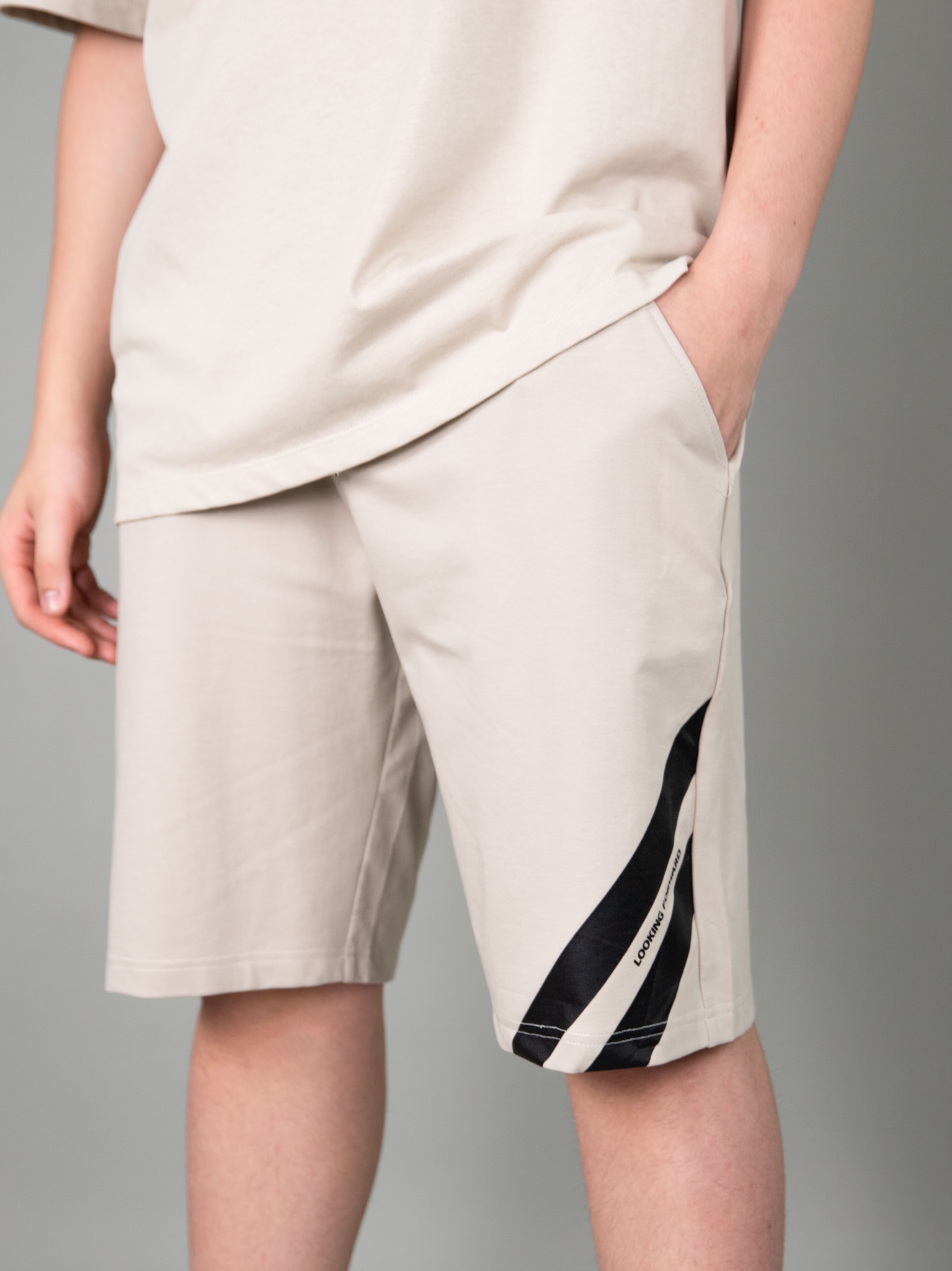 Quần short bé trai màu be in 2 sọc chéo đen_thumbnail_1