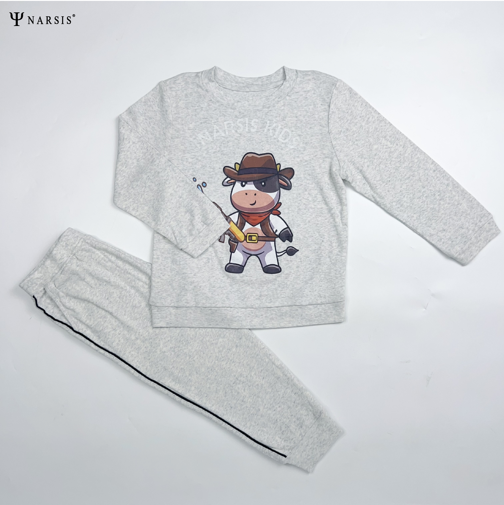 Trang phục bé trai Narsis KE2112 dài tay, thiết kế đơn giản, dễ vận động.