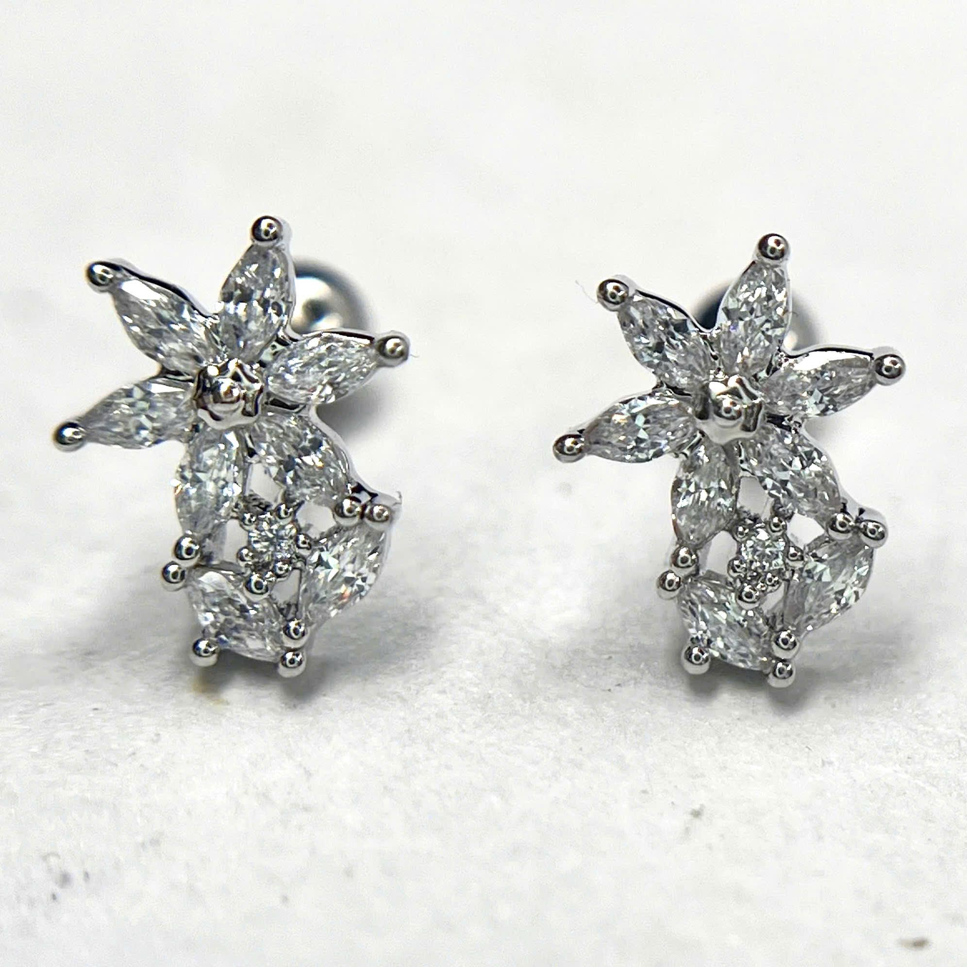 Khuyên kiểu hoa trắng 6 cánh nhọn dẹt