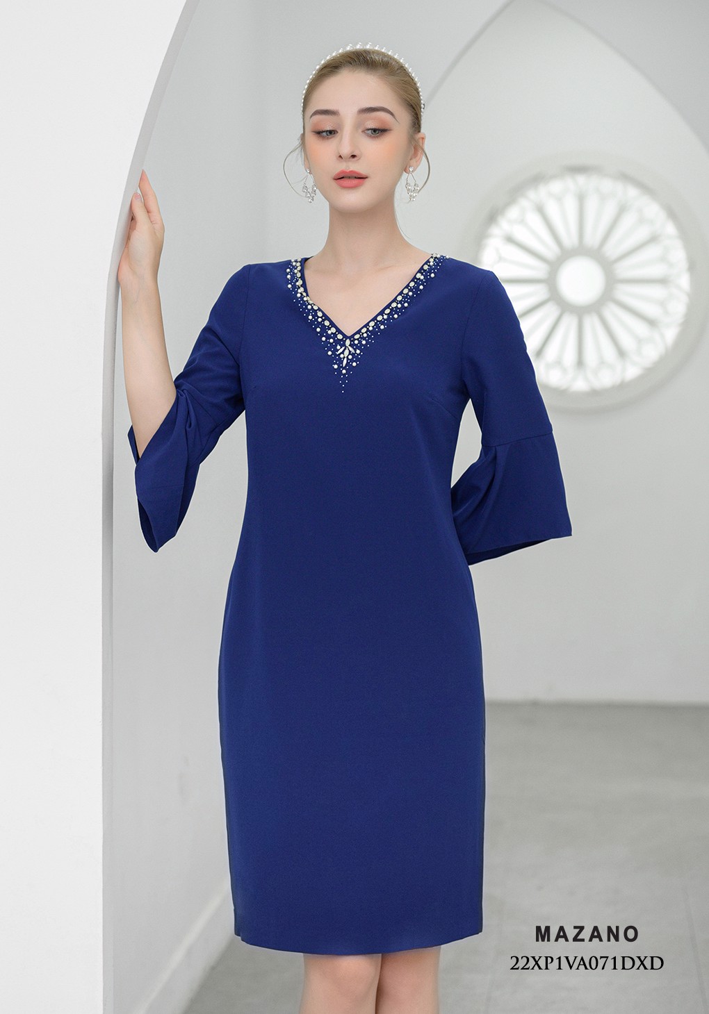 Đầm xanh cổ V đính đá tay loe cách điệu