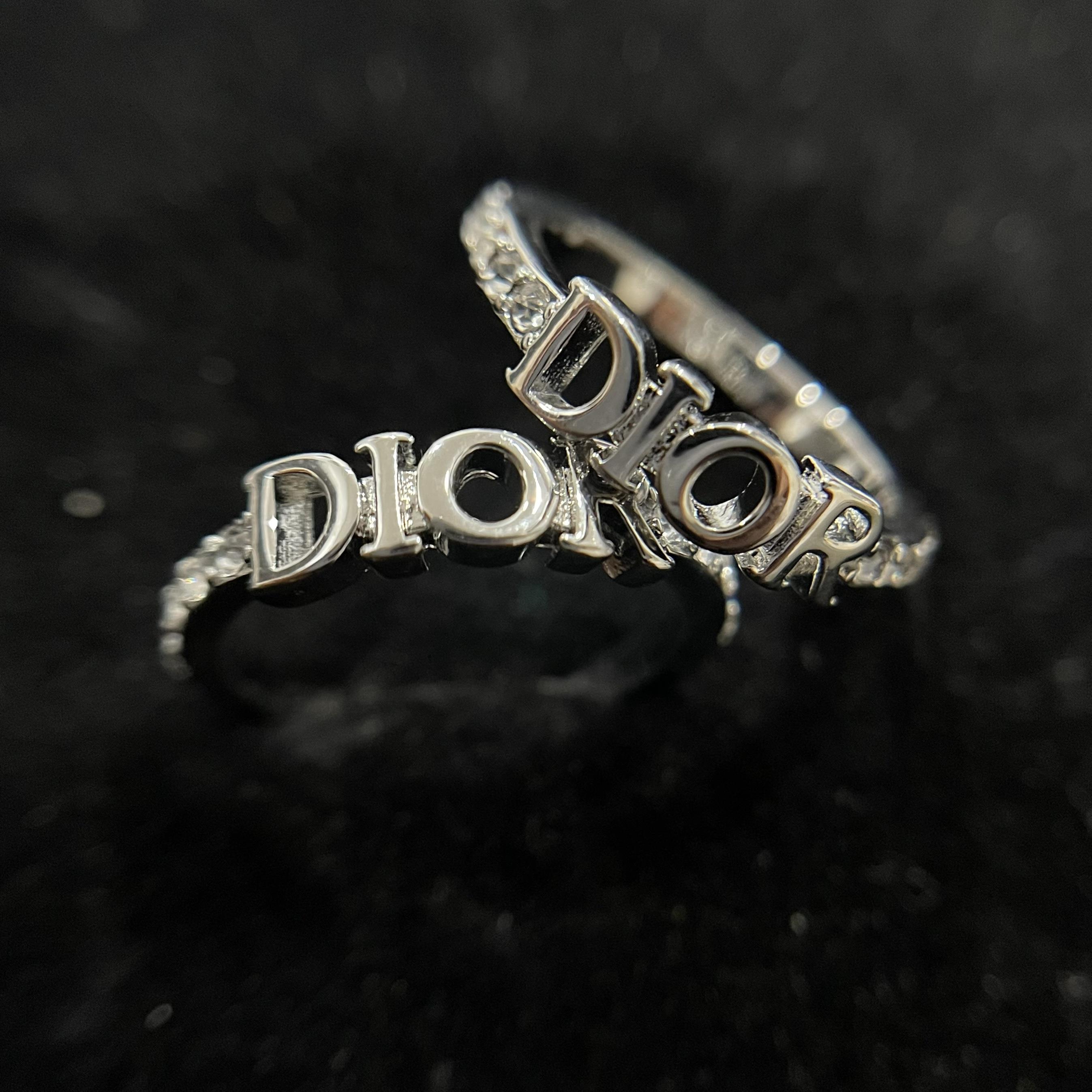 nhẫn kiểu khắc chữ DIOR viền kim cương sang trọng size 6