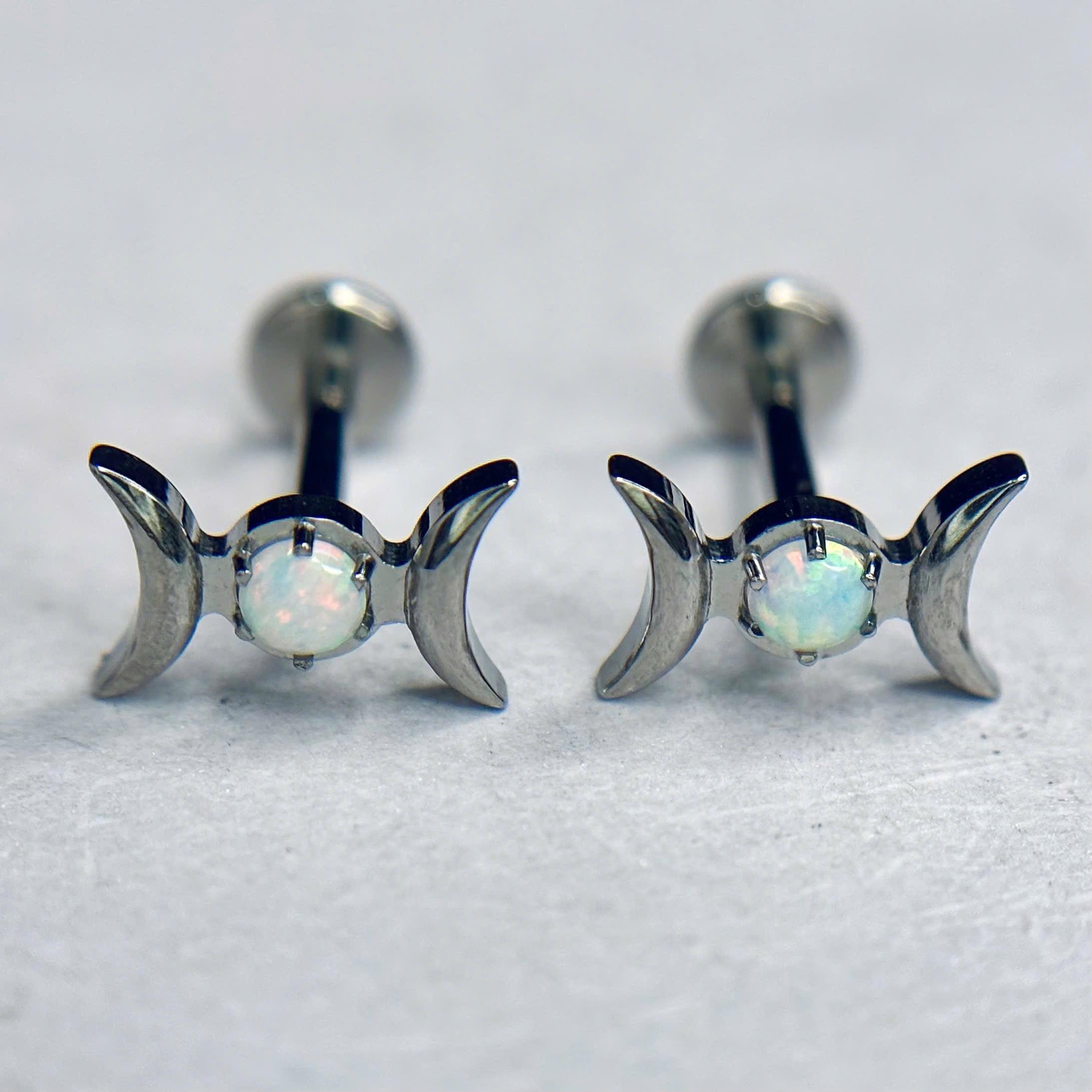 Khuyên kiểu titan 2 mặt trăng đá opal giữa